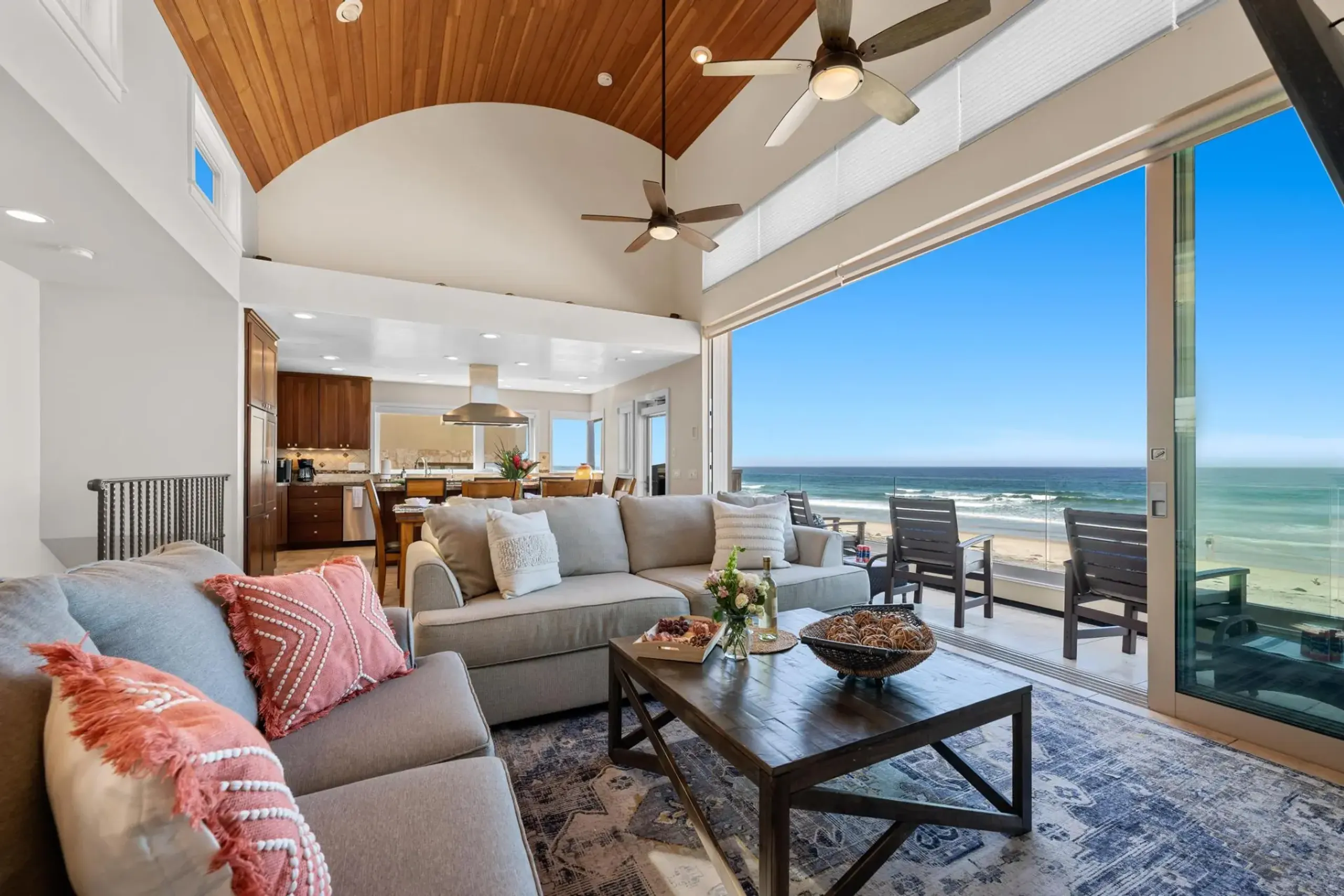 Chic Beachfront Escape with Panoramic Ocean Views — photograph 5