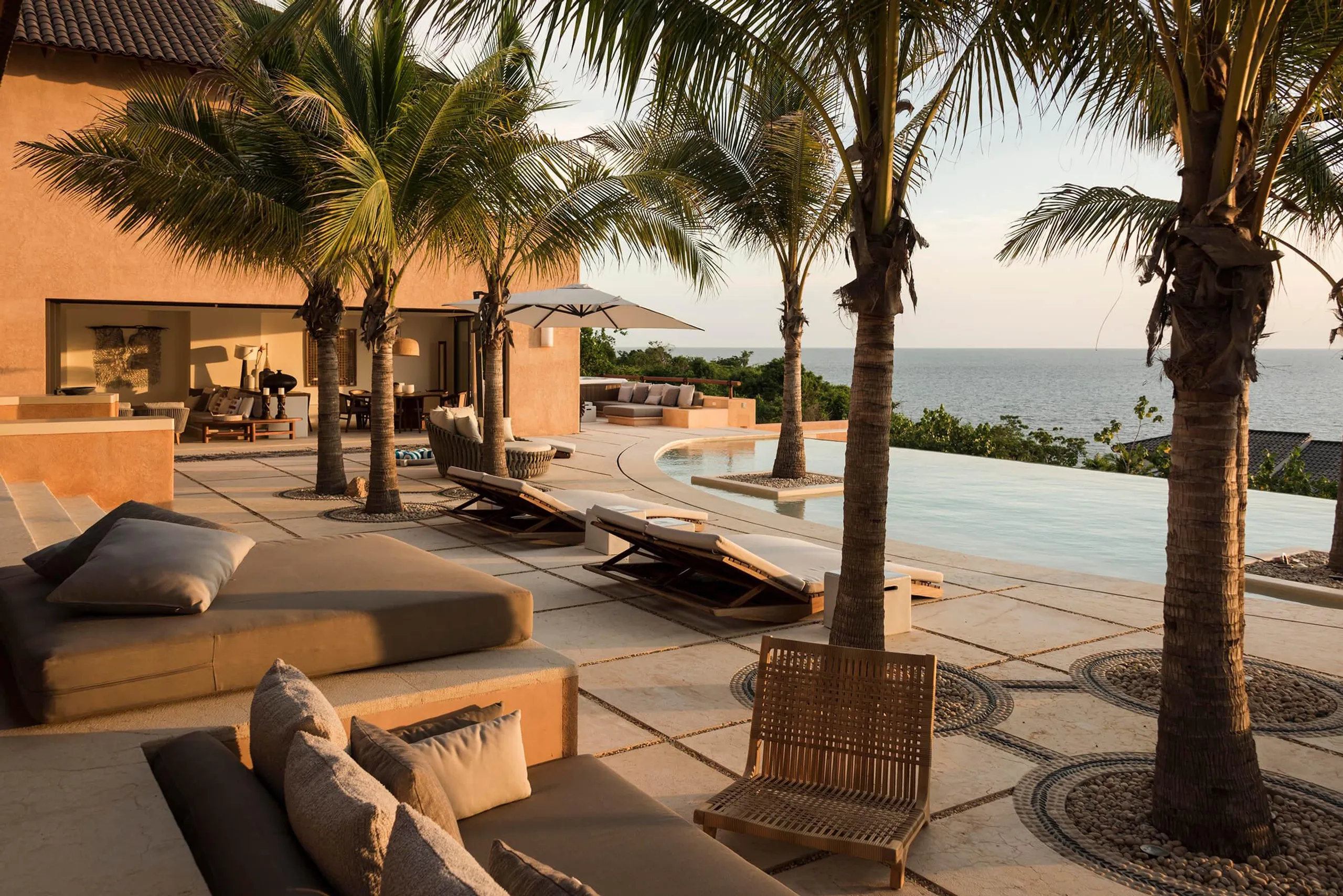 Majestic 3-Level Villa with Infinity Pool and Ocean Views in Kupuri — photograph 4