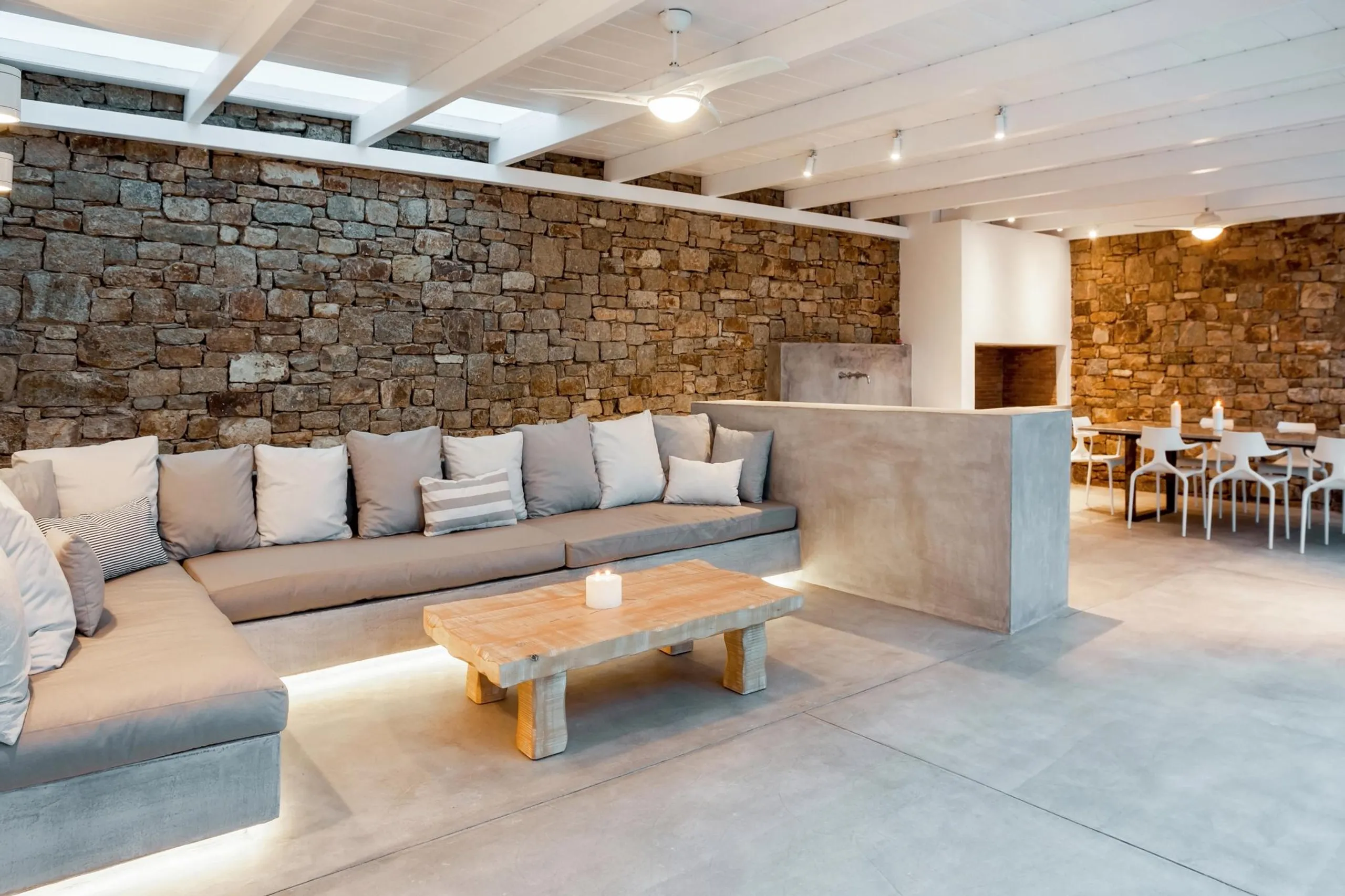 Dignified Mykonos Villa with Infinity Pool and Ocean Views — photograph 6