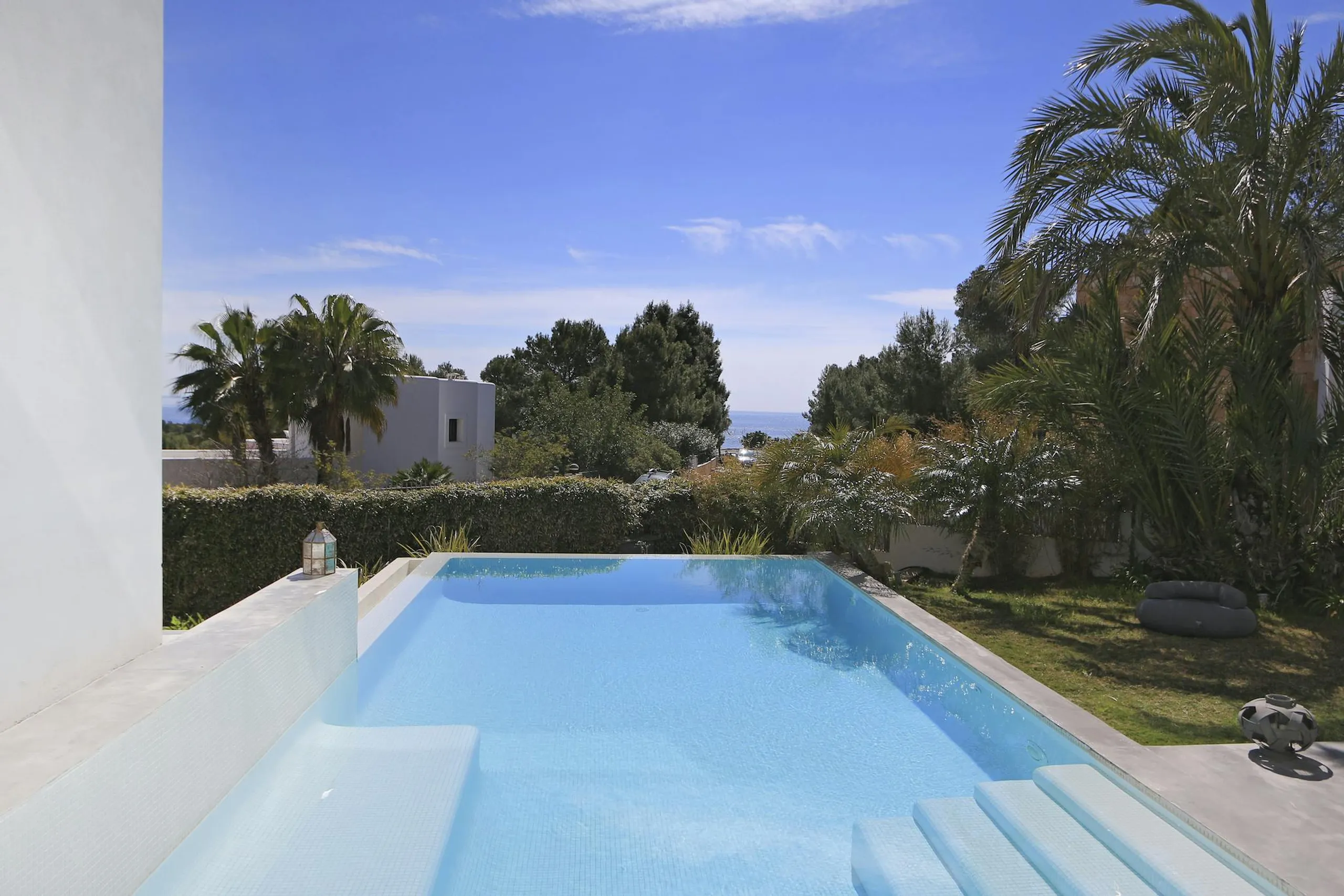 Ibiza Town Luxe Contemporary Estate with Infinity Pool and Incredible Views — photograph 4