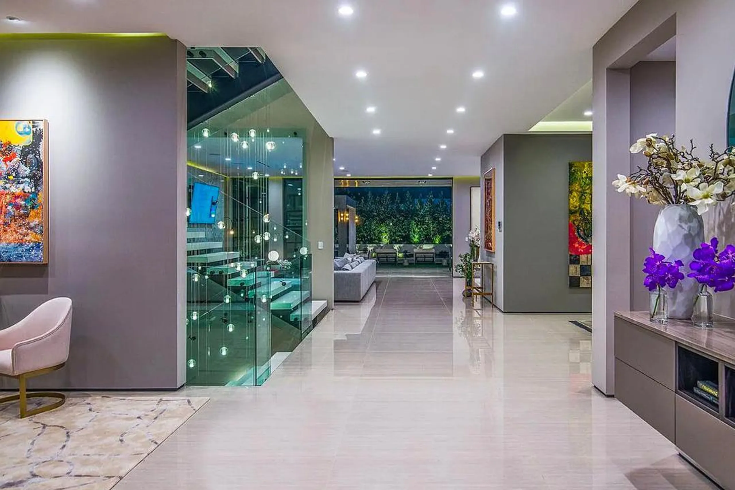 Exclusive Beverly Hills Architectural Estate with Private Pool and Impeccable Amenities — photograph 10