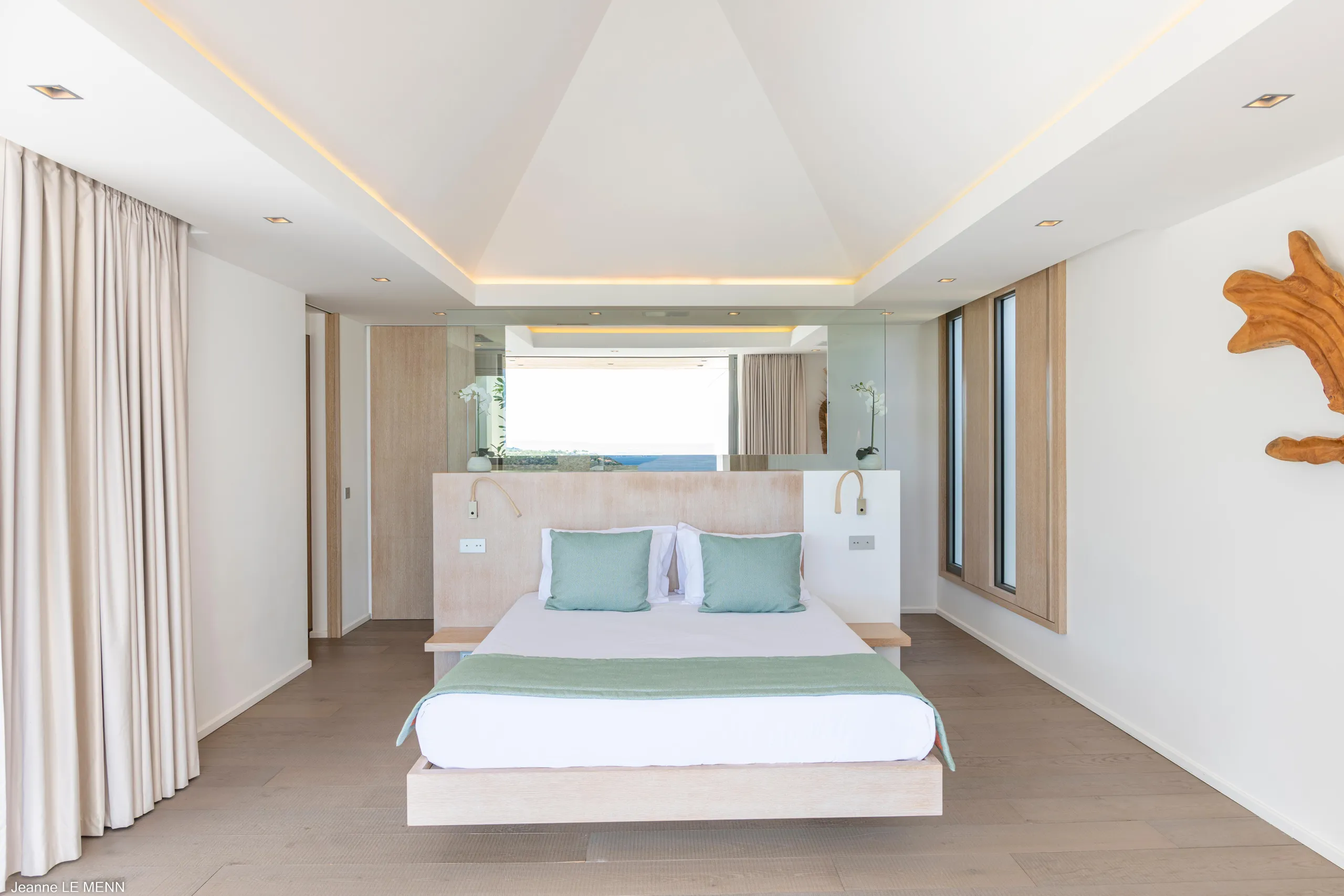 Grandiose Caribbean Bay Villa with Infinity Pool — photograph 12