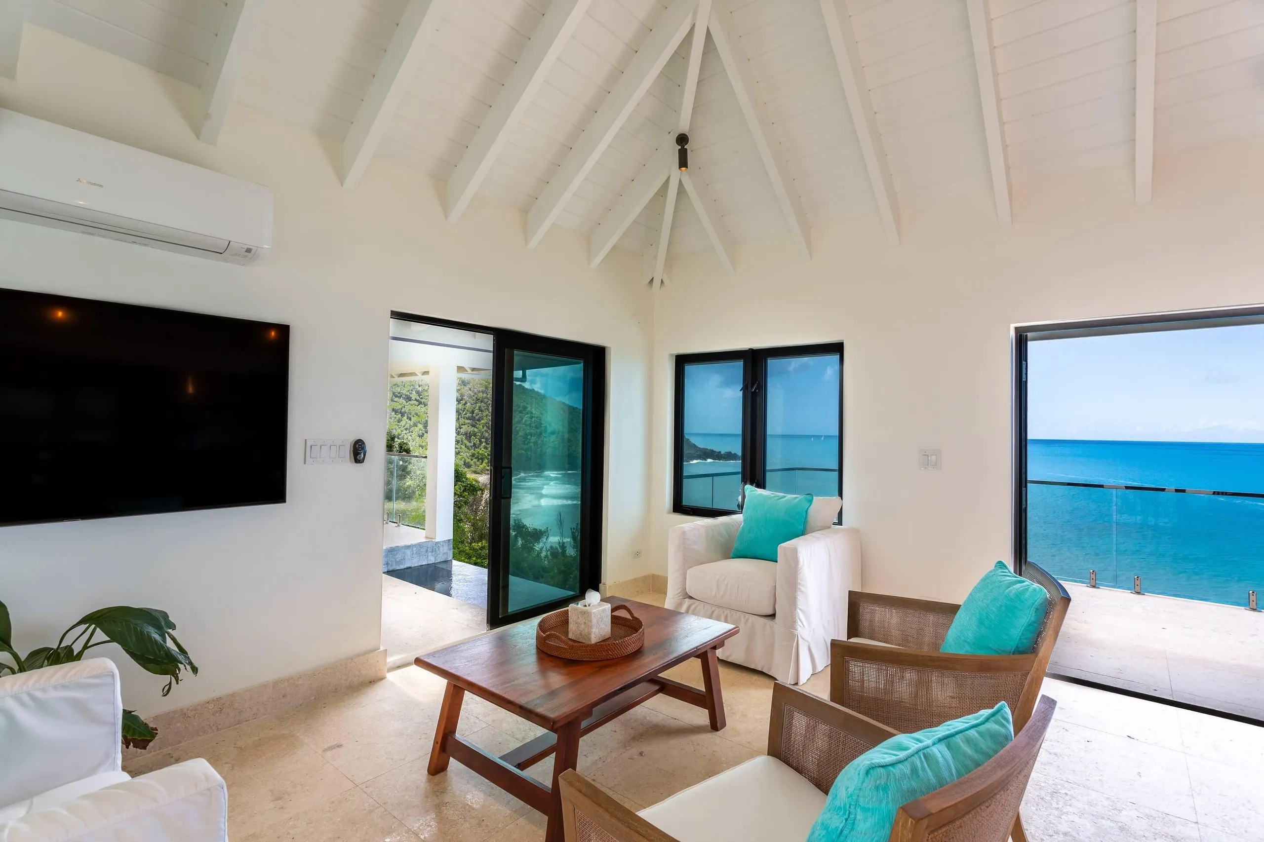 Ocean View Luxury Villa with Infinity Lounge Pool and Stunning Ocean Views — photograph 9