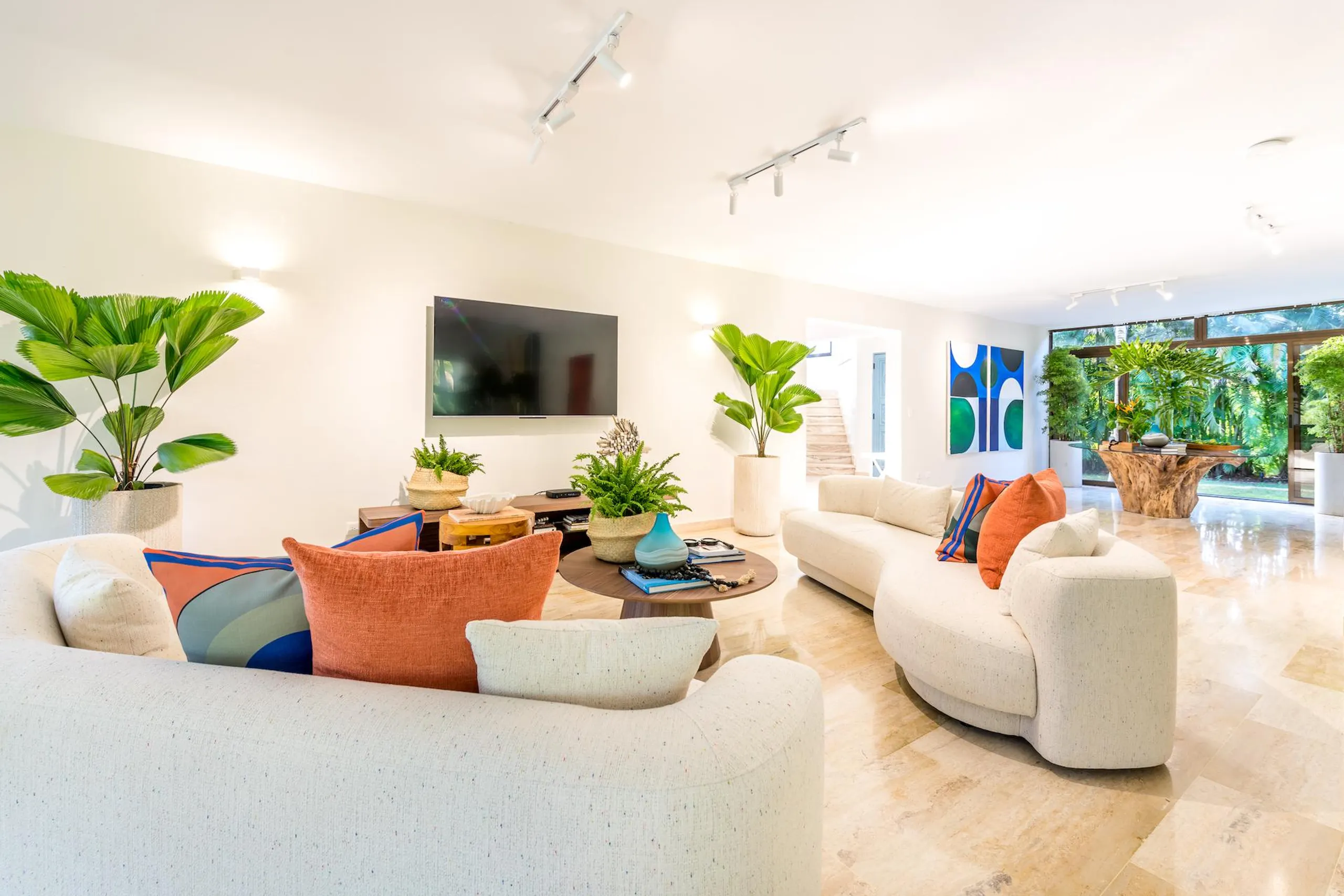 Refined Modern Villa with Swimming Pool and Minitas Beach Nearby — photograph 8