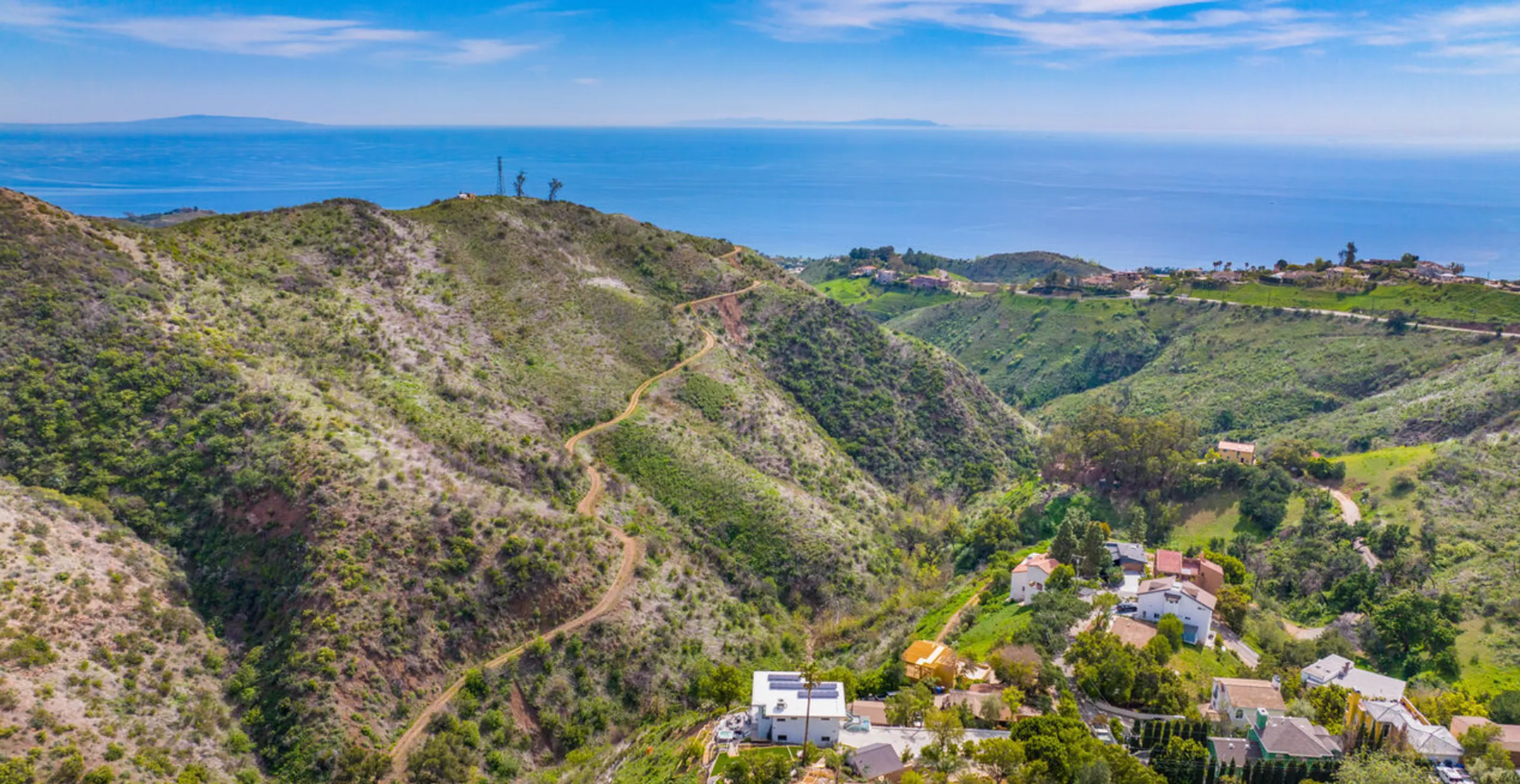 Majestic Malibu Smart Home with Ocean, Canyon & Mountain View Villa — photograph 4