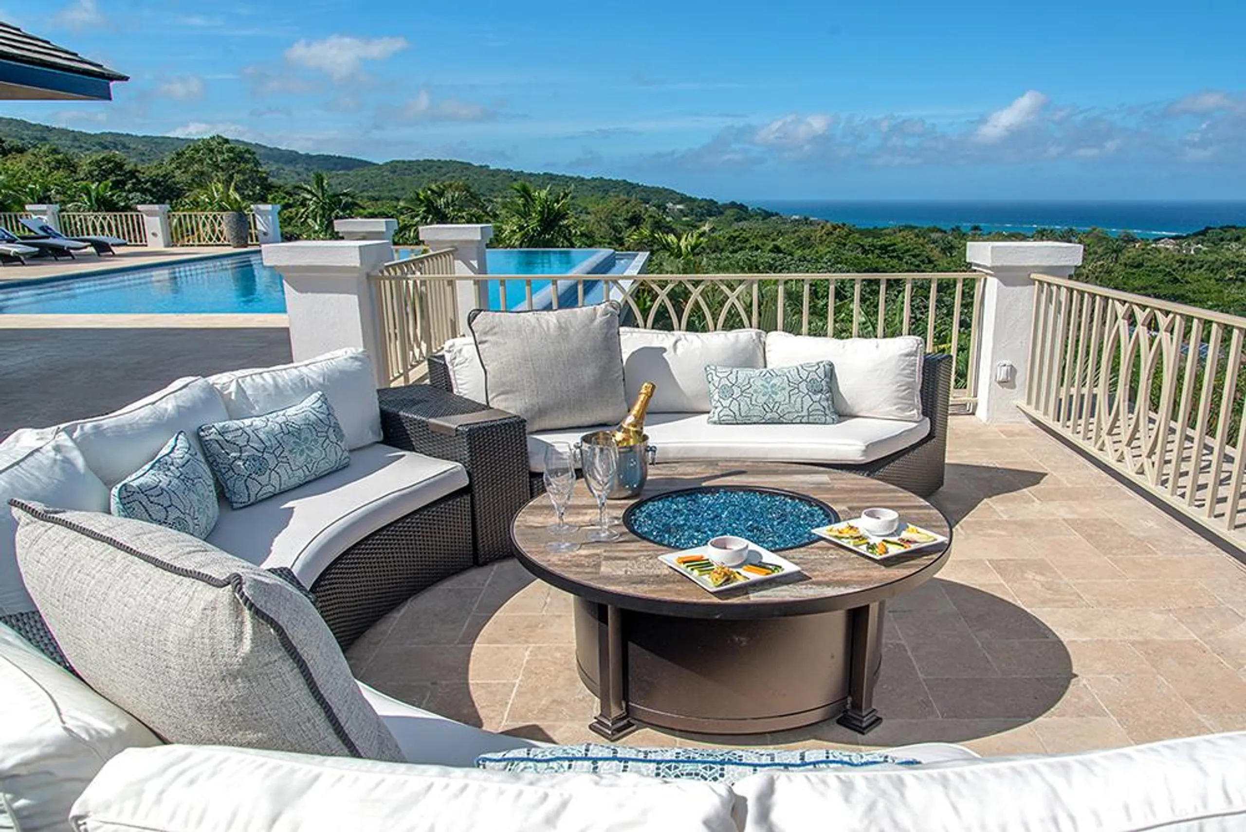 Sophisticated Sandy Bay Villa with Infinity Pool and Panoramic Ocean Views — photograph 4