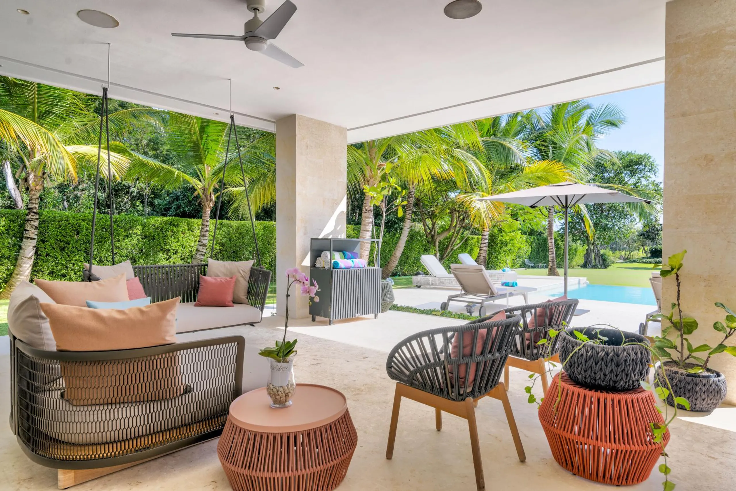 Sumptuous Villa with Golf Course Access, Pool, and Tropical Garden Views — photograph 4