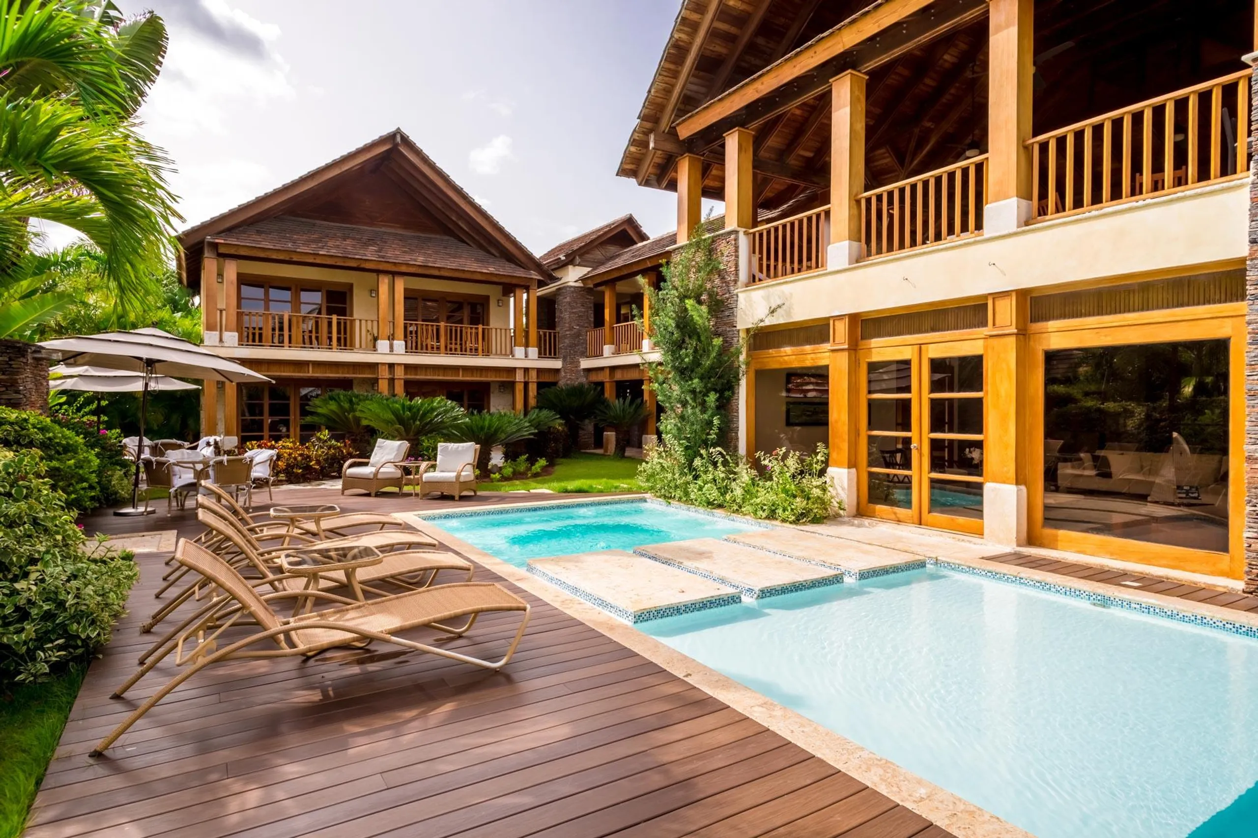 Exquisite Tropical Villa with Infinity Edge Pool and Balinese-Inspired Elements — photograph 2