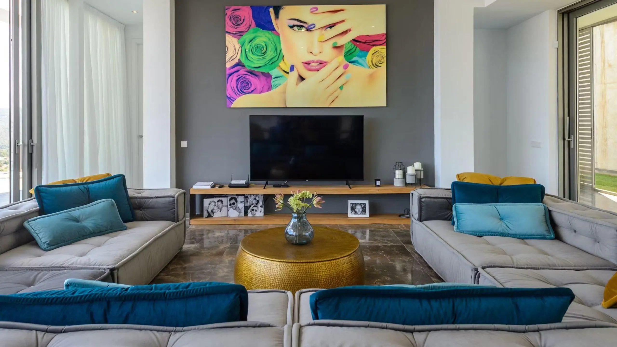 Sophisticated Modern Villa with Private Pool, and Panoramic Views — photograph 7