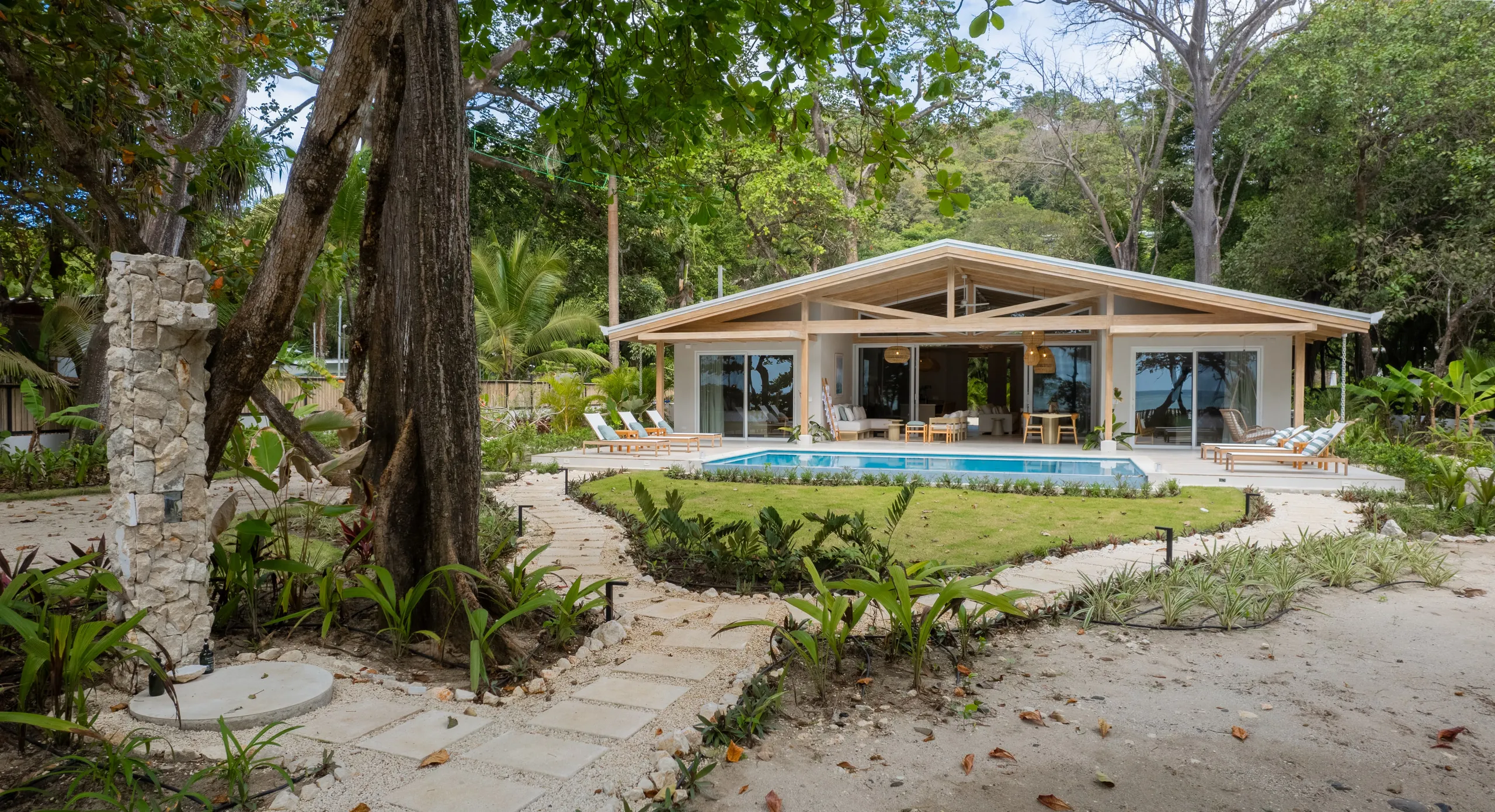 Chic Oceanfront Villa with Panoramic Views on Santa Teresa’s Golden Sands — photograph 9