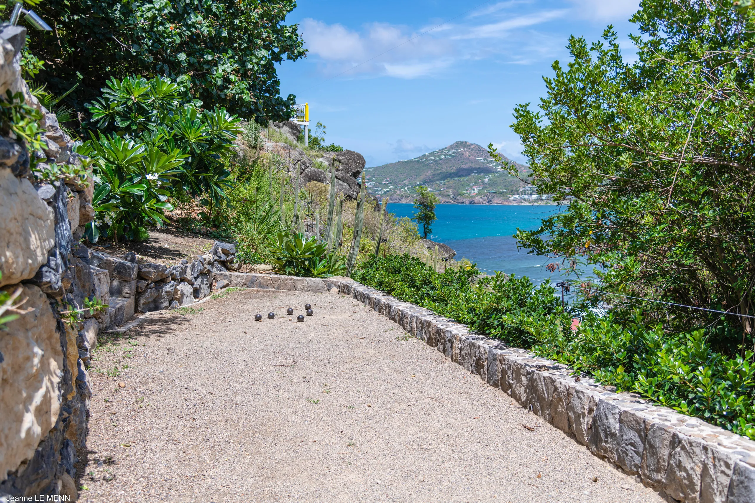 Tranquil Seaview Villa with Infinity Pool and Private Zen Gardens — photograph 3
