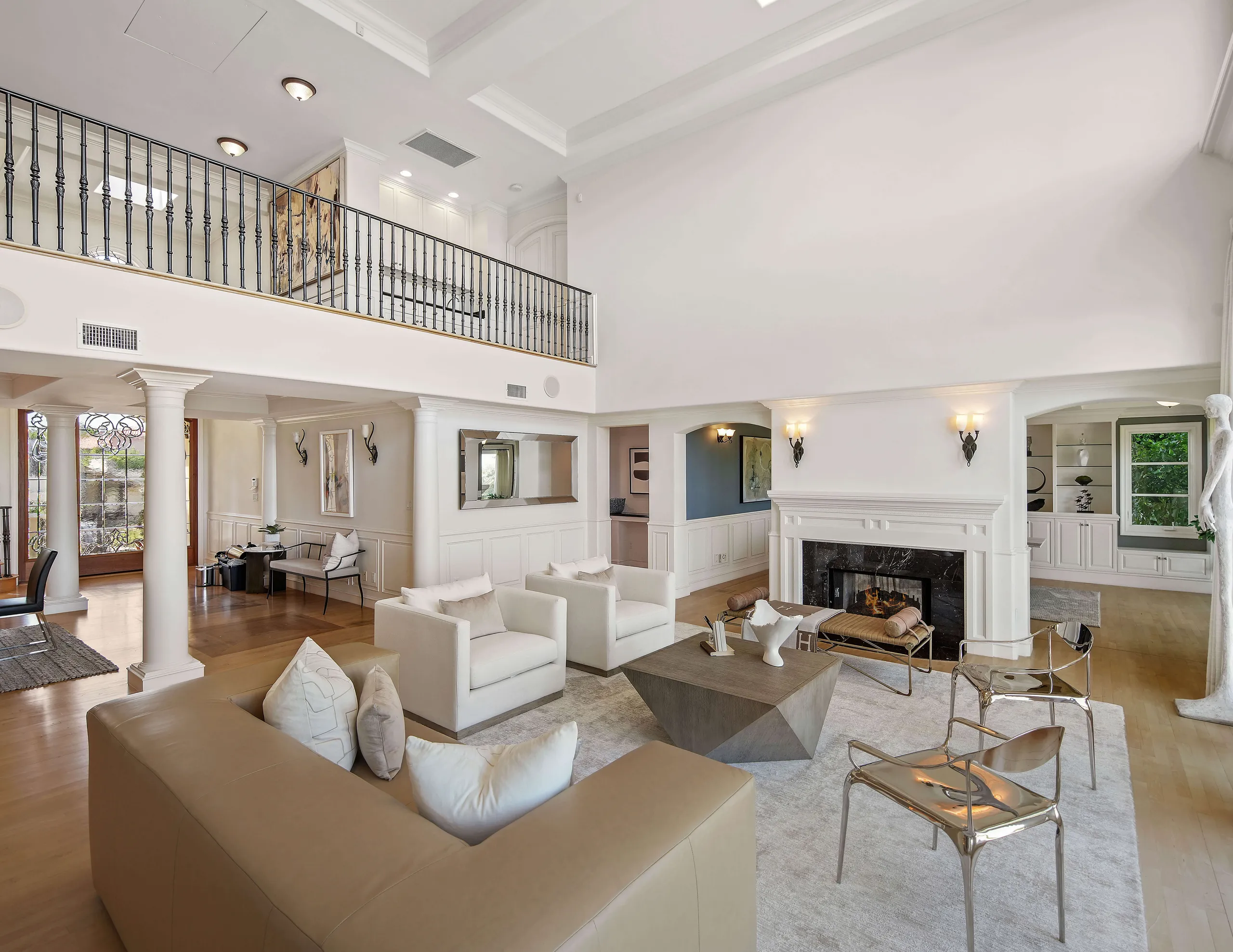 Timeless Bel Air Sanctuary with City Views, Pool & Grassy Grounds — photograph 12