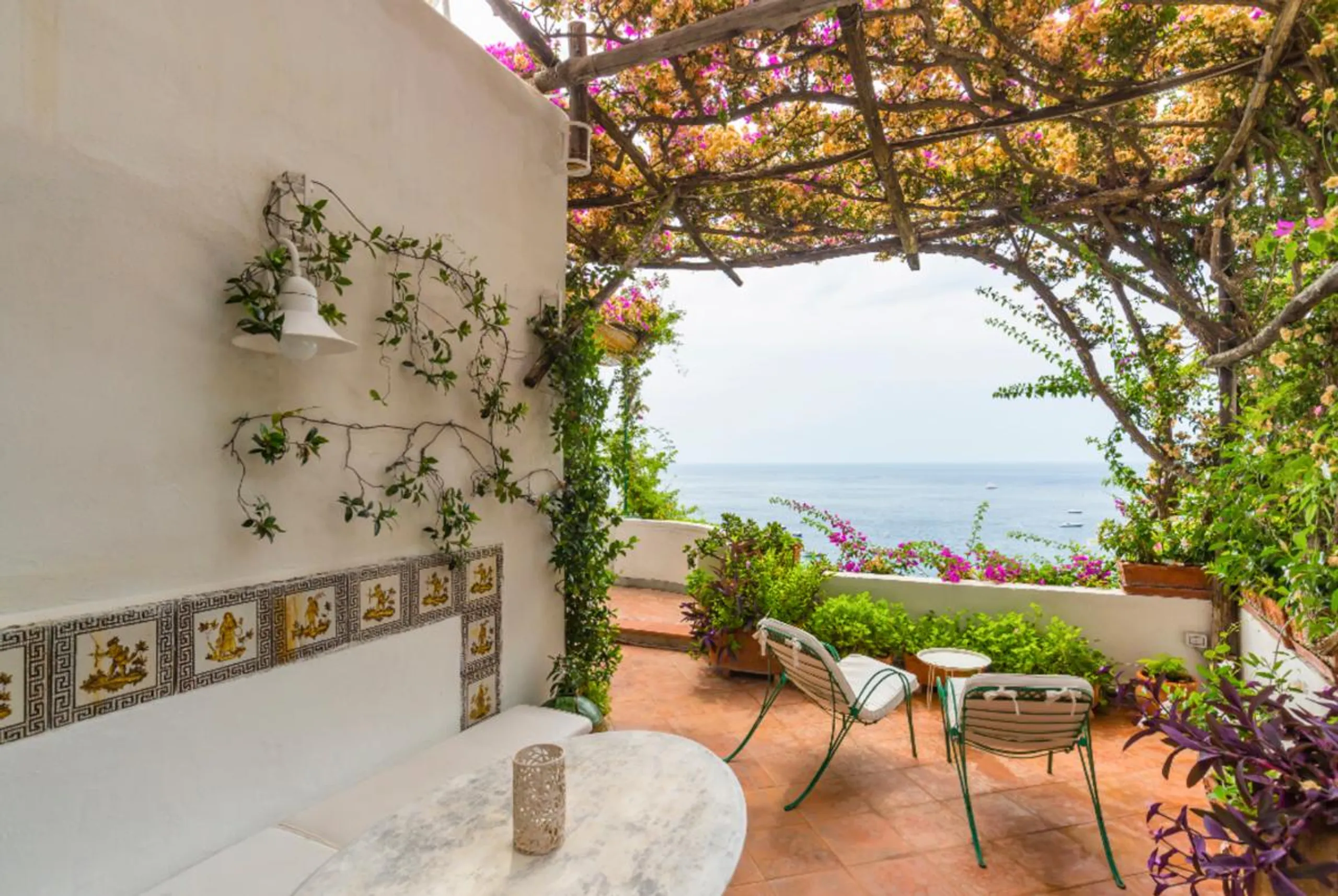 Enchanting Cliffside Villa with Terrace and Coastal Views — photograph 7