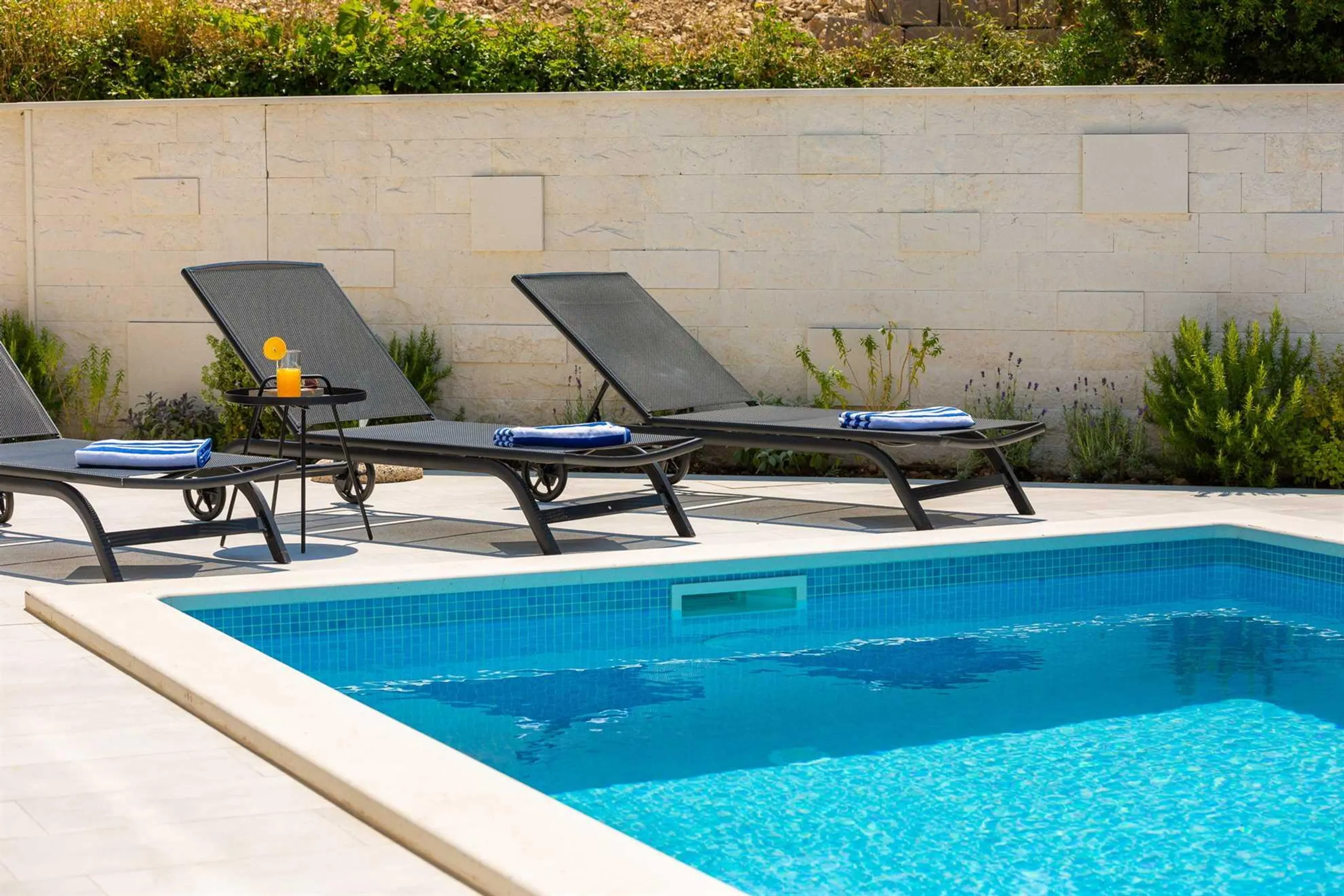 Alluring Contemporary Villa with Private Pool and Modern Kitchen — photograph 8