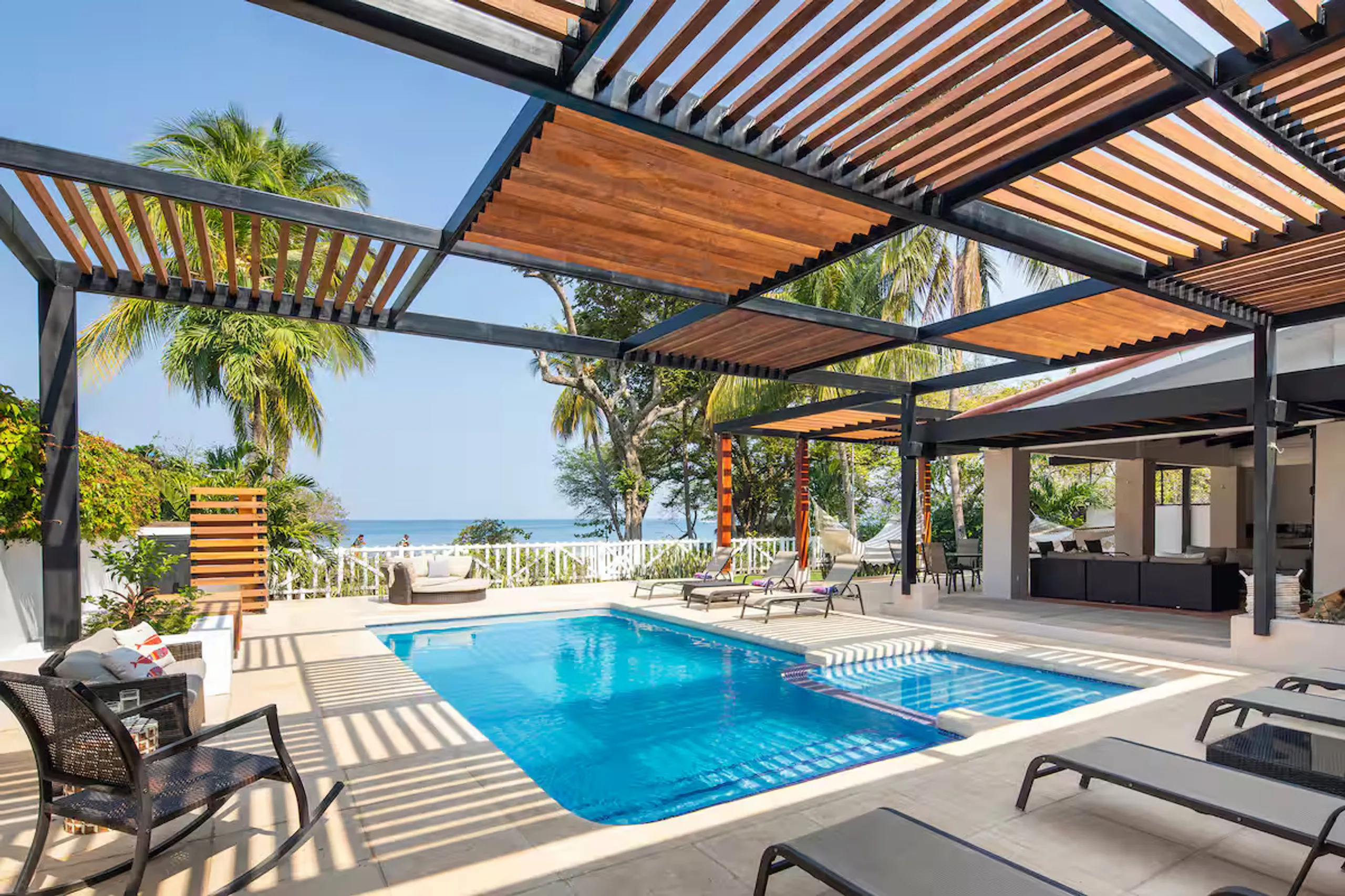 Beautiful Hermosa Beach House with Private Pool and Walks to Beach, Playa Hermosa GC