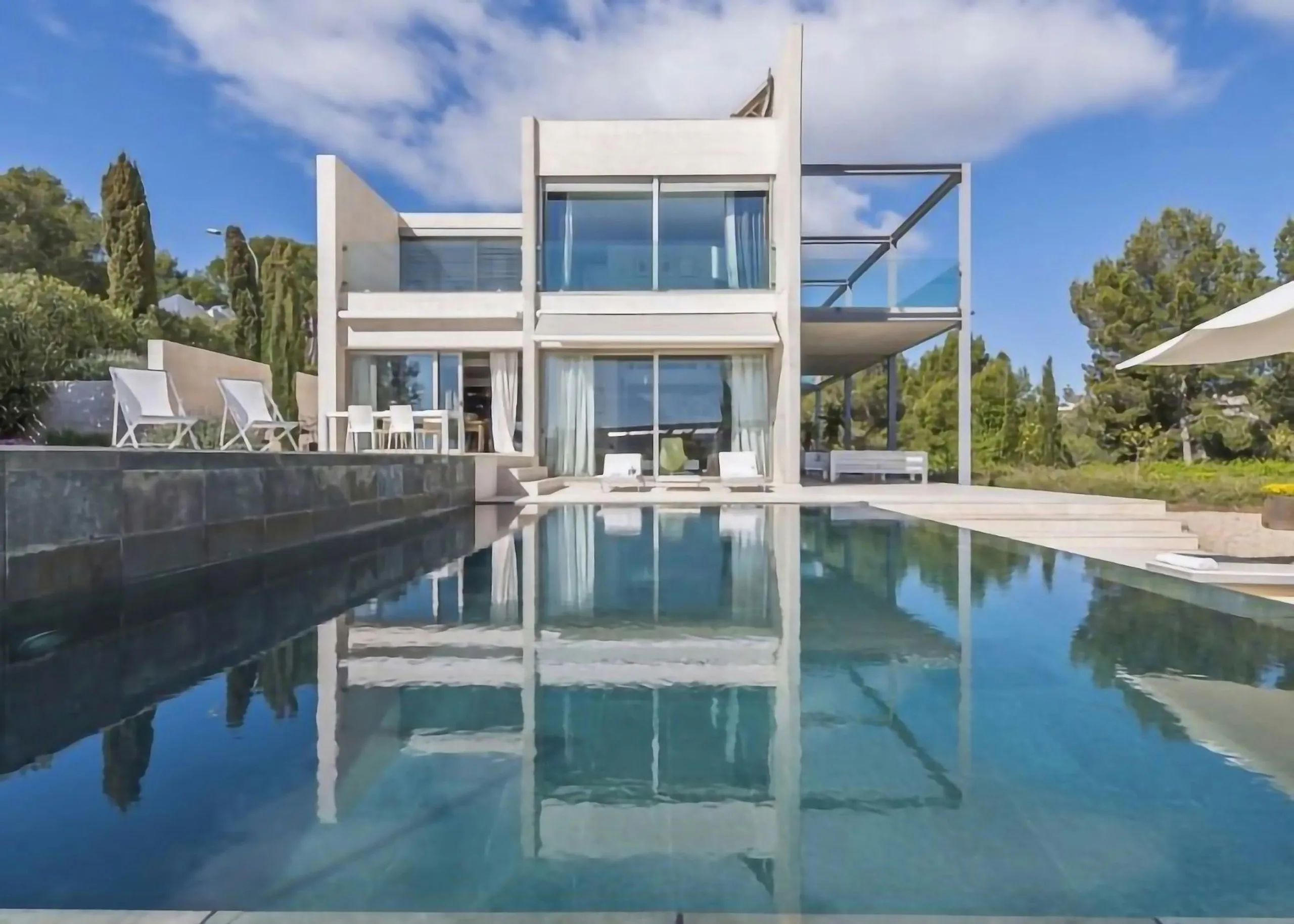Superb Refinement in this Spanish Villa with Infinity Pool — photograph 2