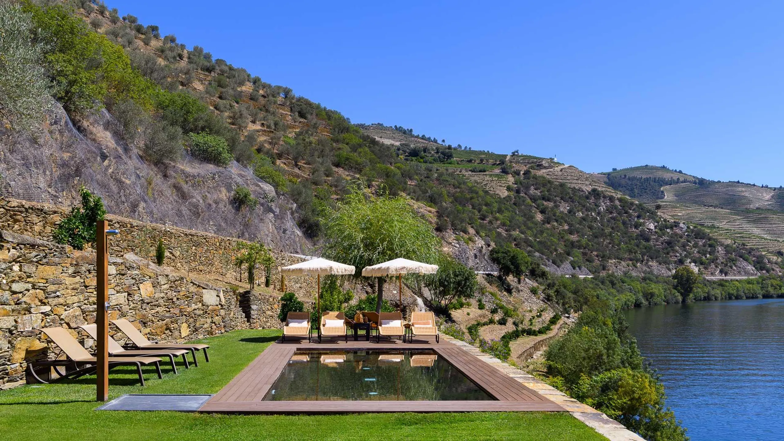 Magnificent Riverside Luxury Villa with Private Pool and Panoramic Views — photograph 2