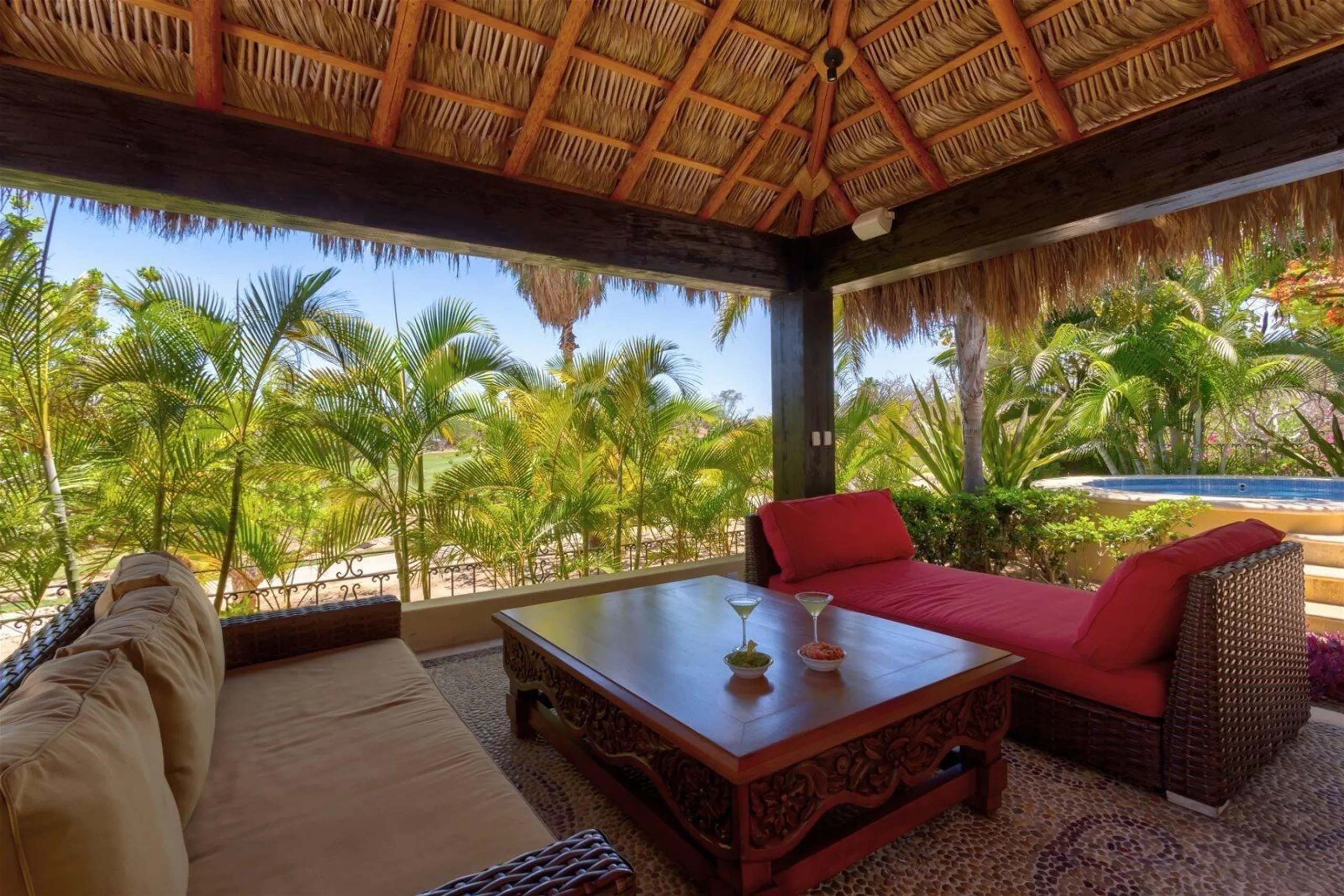Majestic View Estate with Infinity Pool overlooking the 12th Hole Golf Course — photograph 11