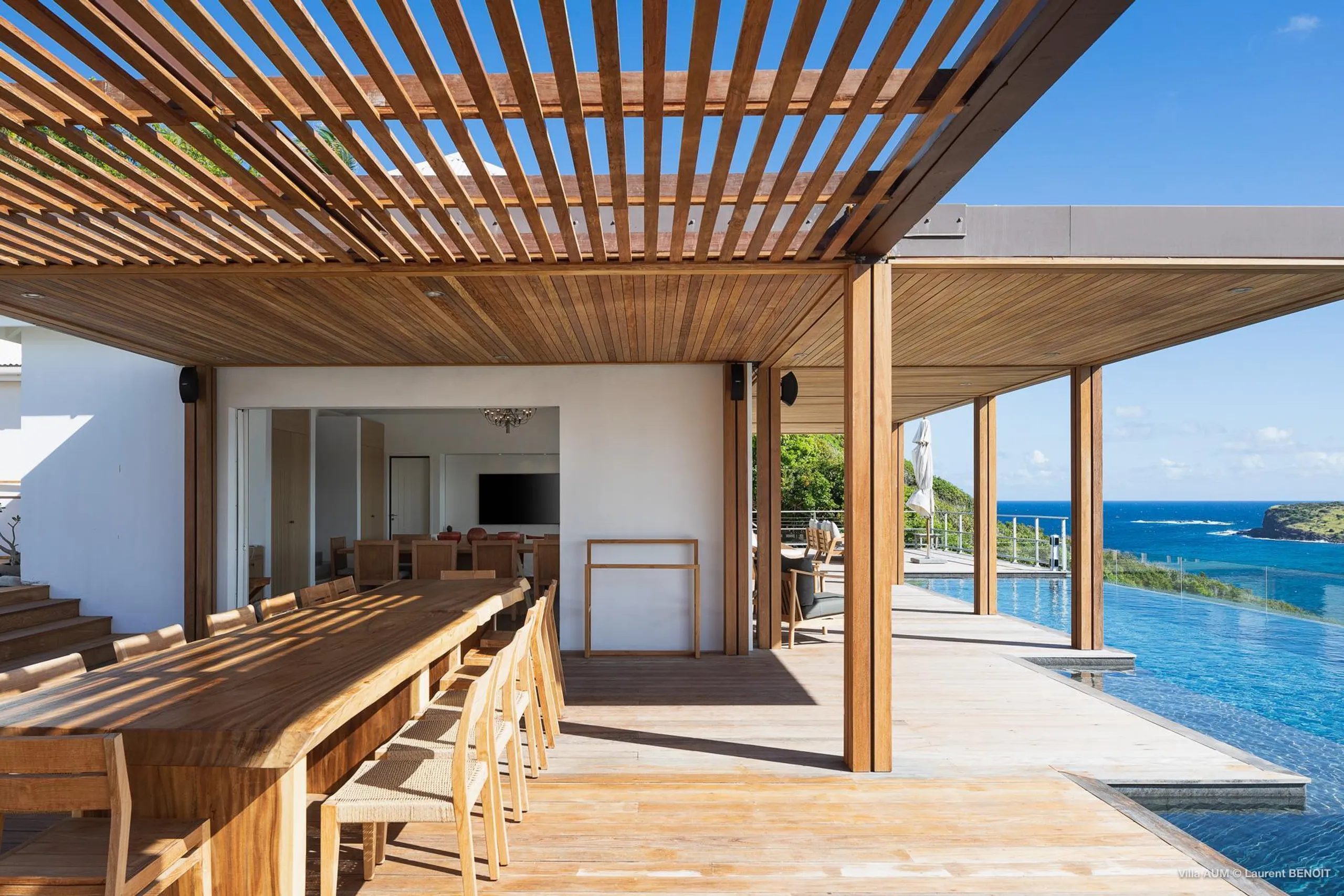 Ornate Seaside Villa with Infinity Pool and Fitness Room — photograph 5