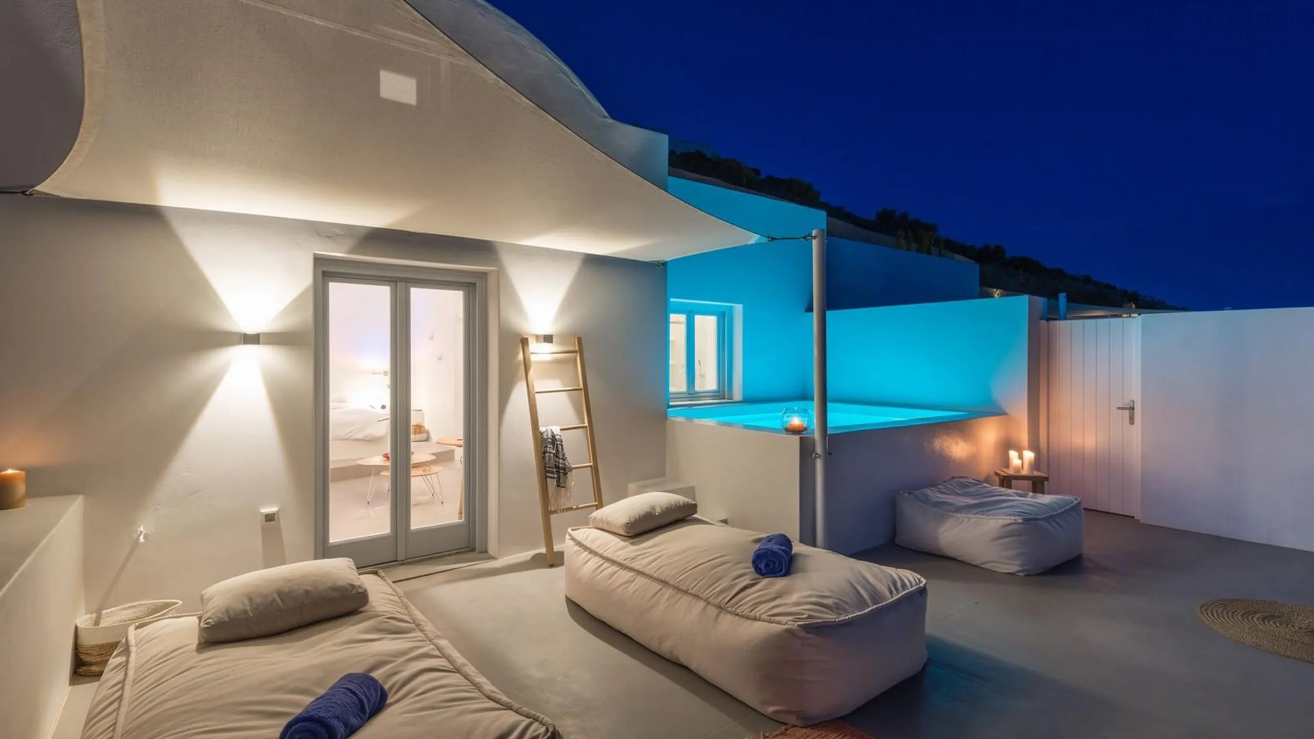 Deluxe Villa with Private Heated Infinity Pool and Panoramic Views of The Island — photograph 5