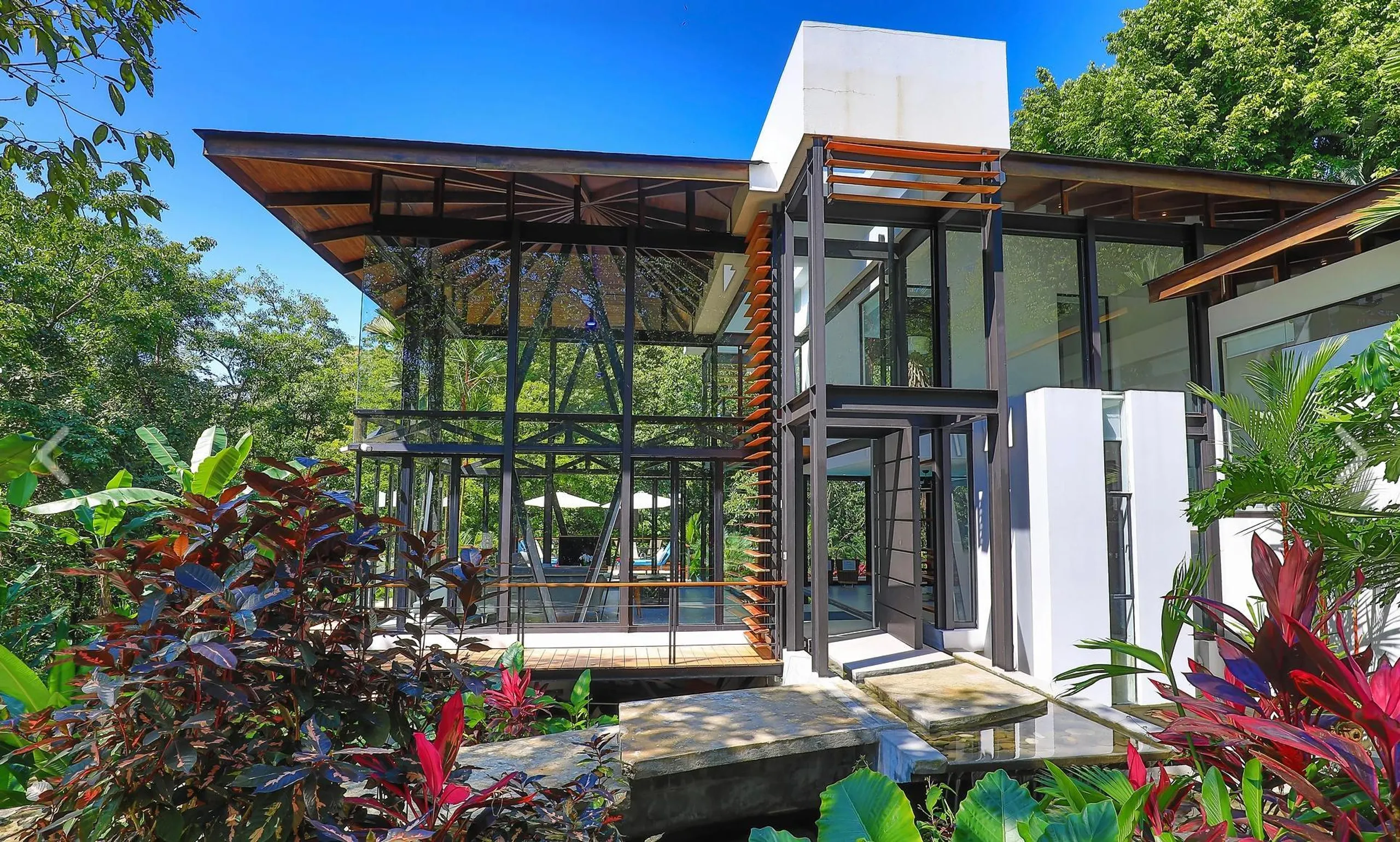 Tropical Modern Luxury Villa in with Private Pool  and Jungle Views — photograph 7