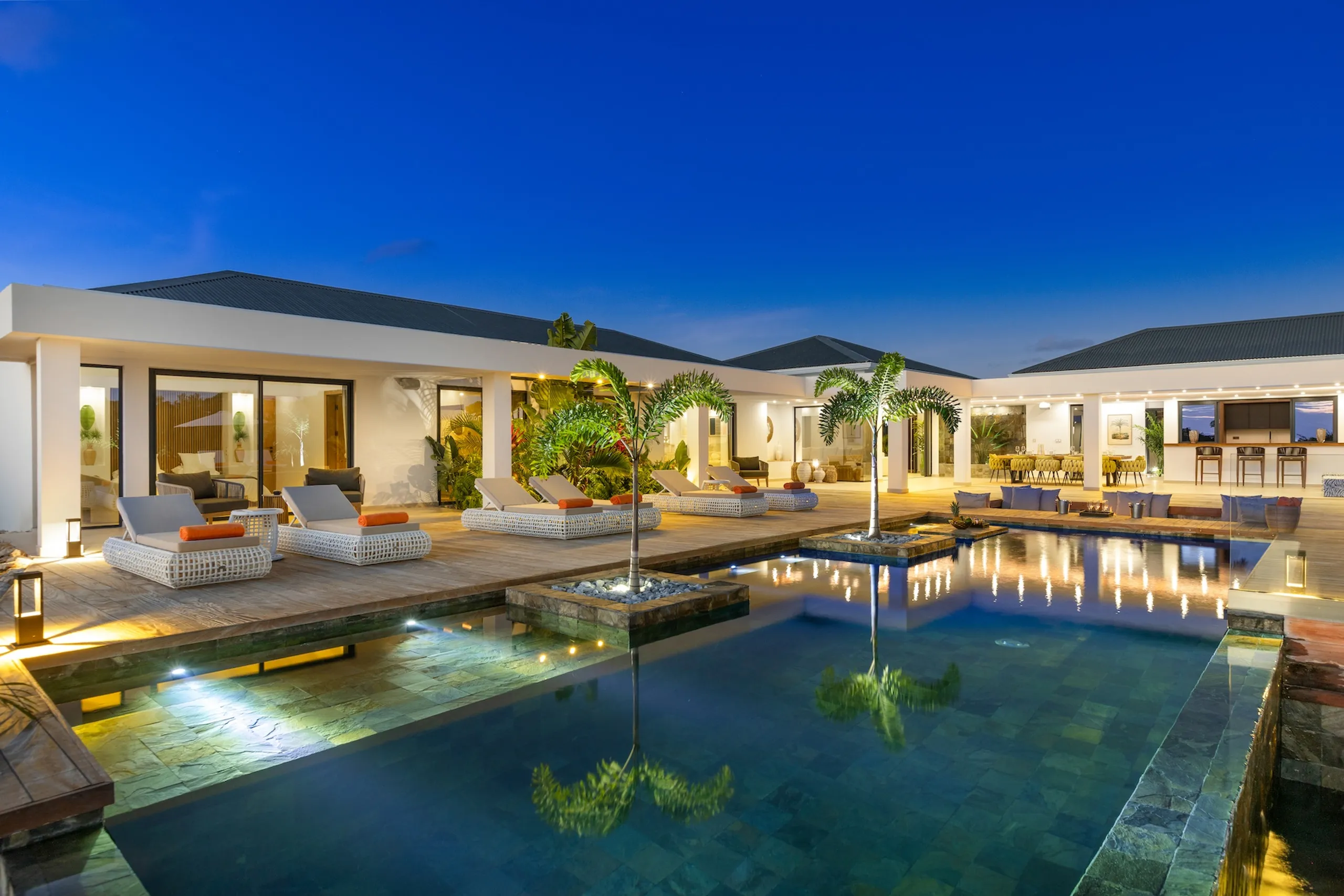 Stylish 5BR Terres Basses Villa with Heated Pool, Jacuzzi, & Panoramic Views, Terres Basses