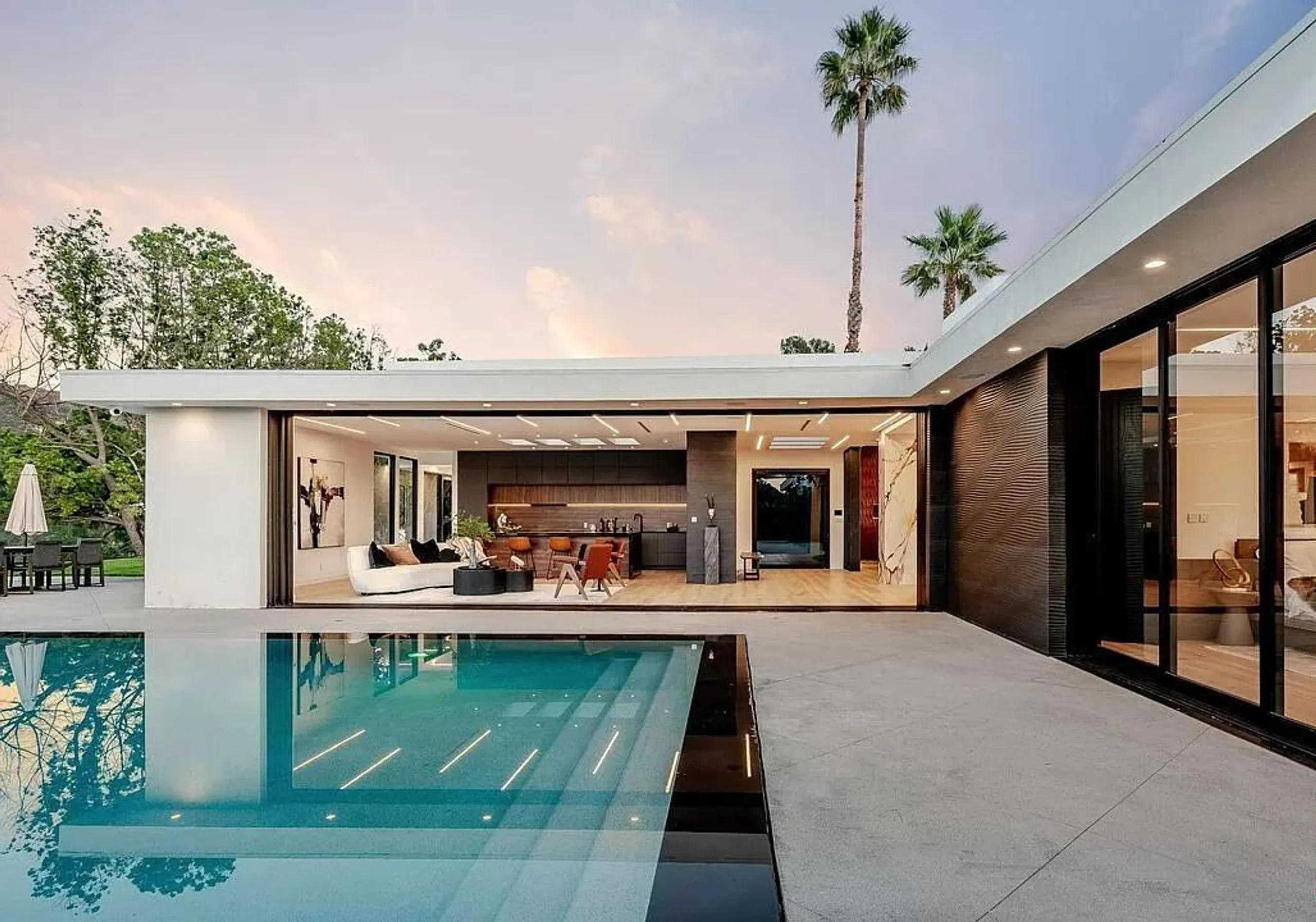 Modern Hillside Estate with Ocean Views — photograph 4