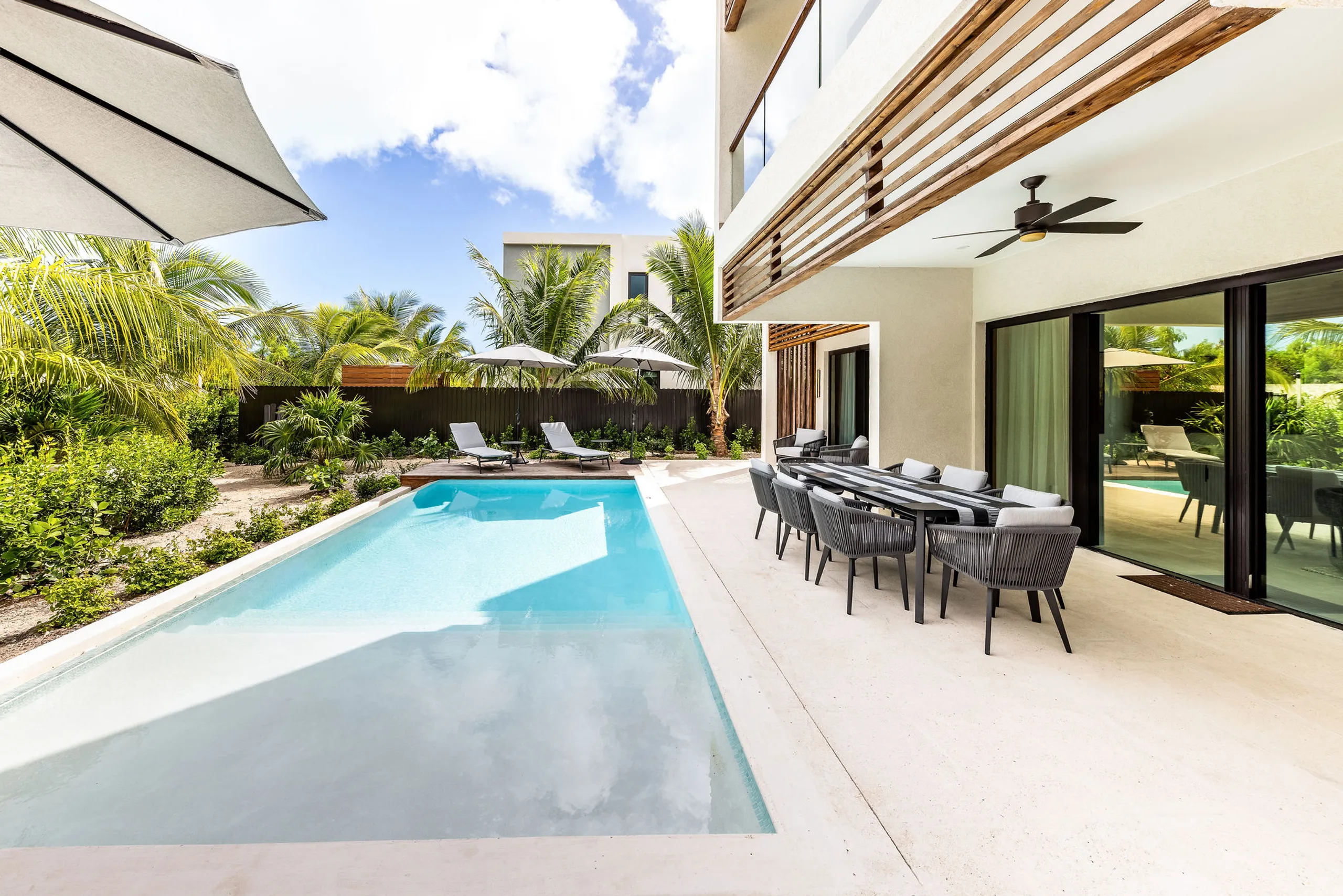 Contemporary 3 Bedroom Villa with Private Pool, & Lush Garden — photograph 4