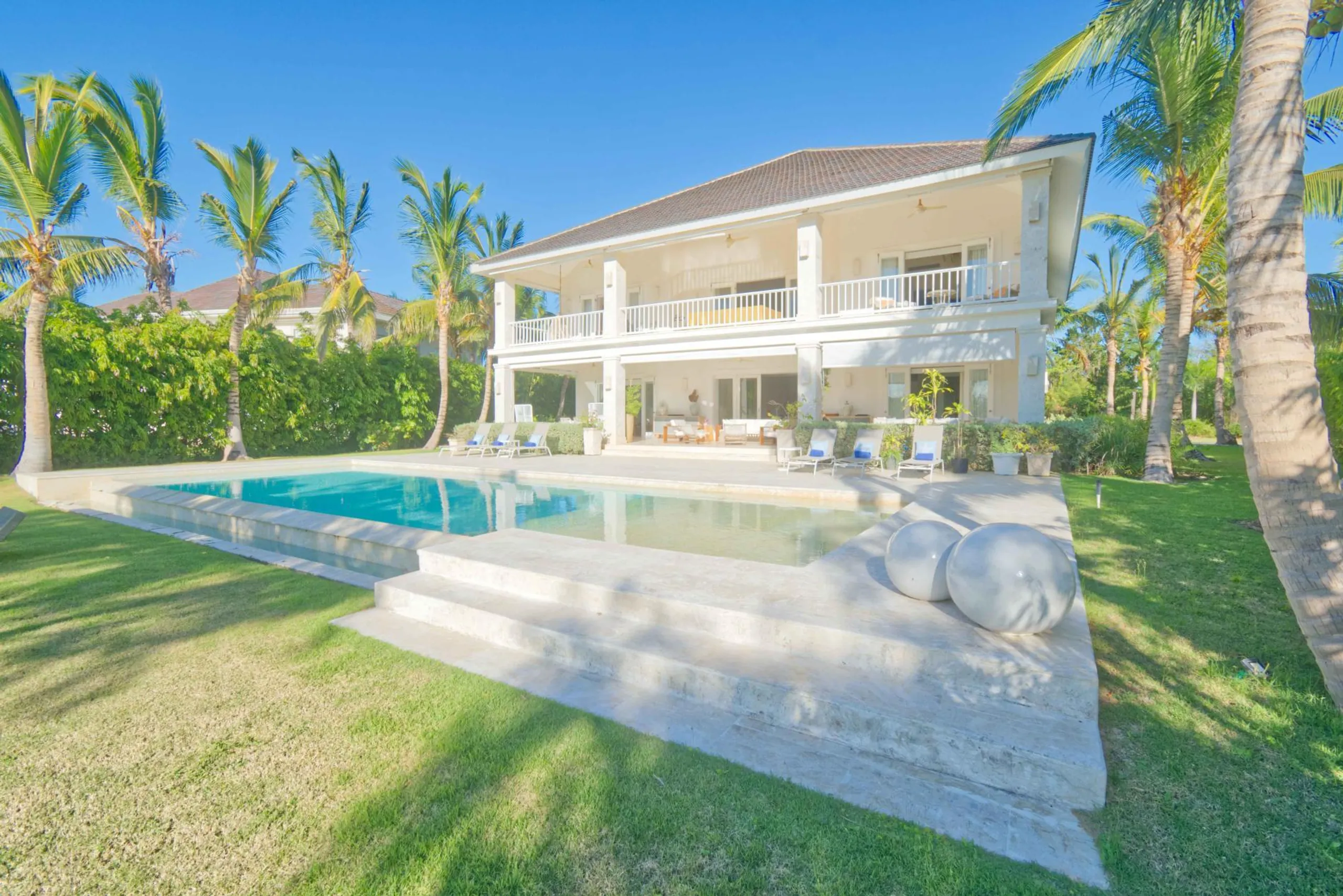 Inspiring Punta Cana Estate with Invigorating Pool and Stunning Lake Views — photograph 2