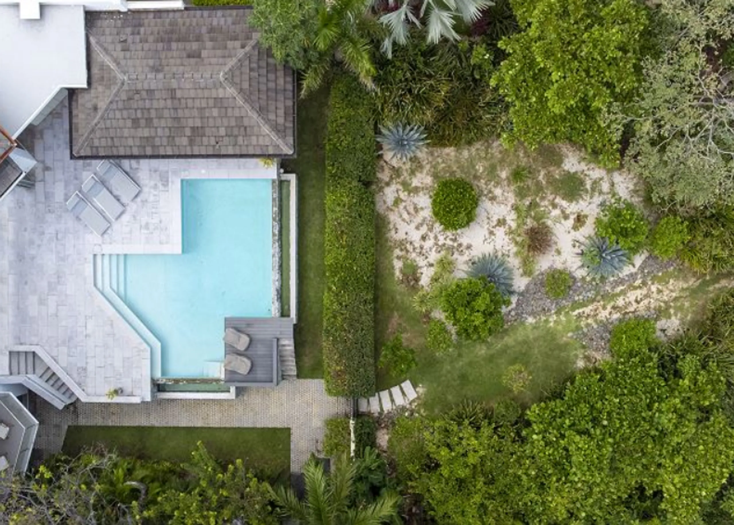 Gorgeous Beach Front Contemporary Modern Villa with Infinity Pool — photograph 4