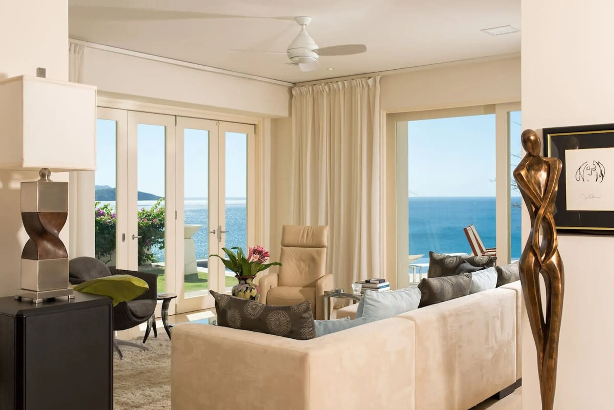 Opulent Beachfront Villa in Flamingo with Private Pool, Private Beach Access and Panoramic Ocean Views — photograph 7