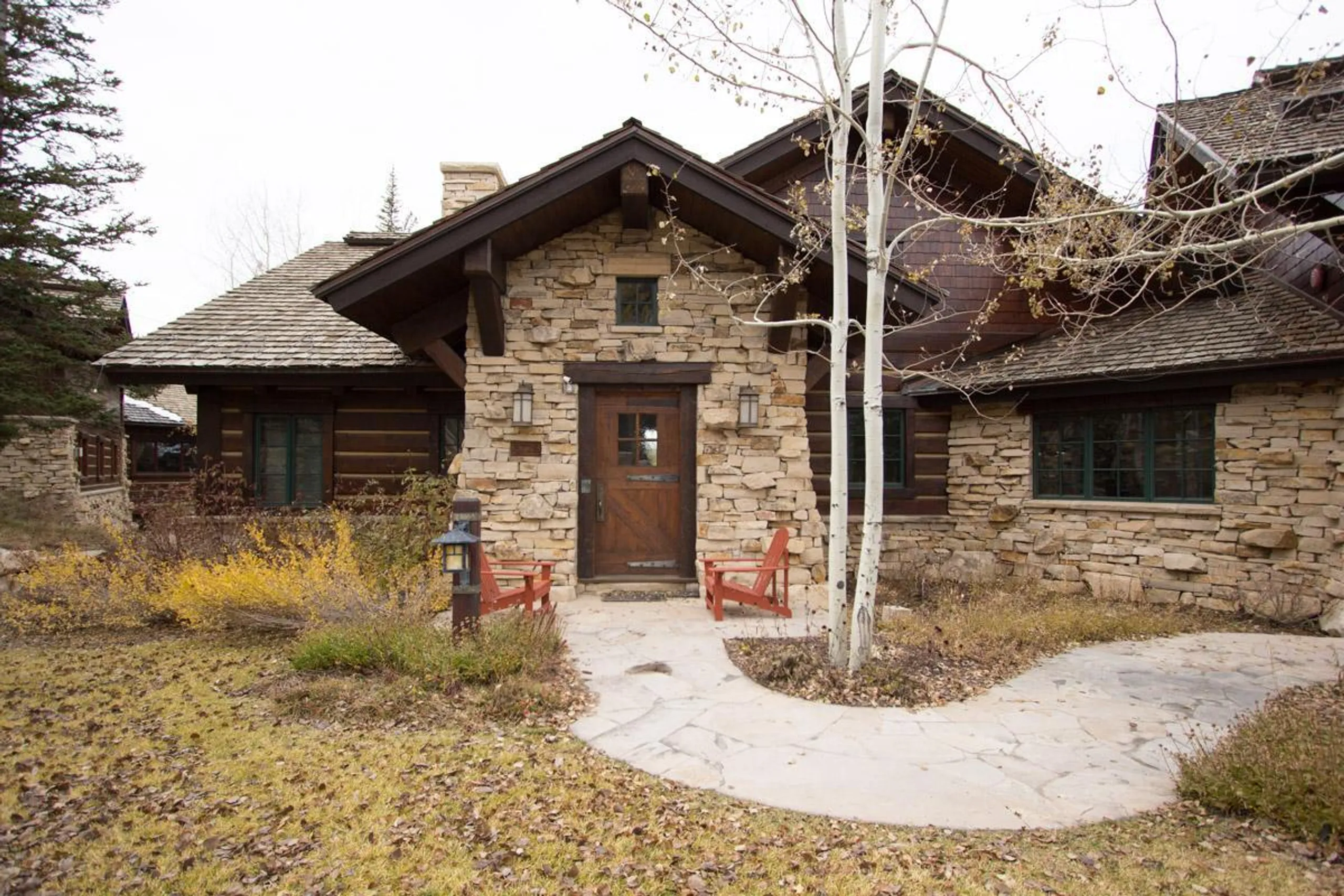 Exquisite Mountain Chalet with Entertainment Room and Stunning Views — photograph 2