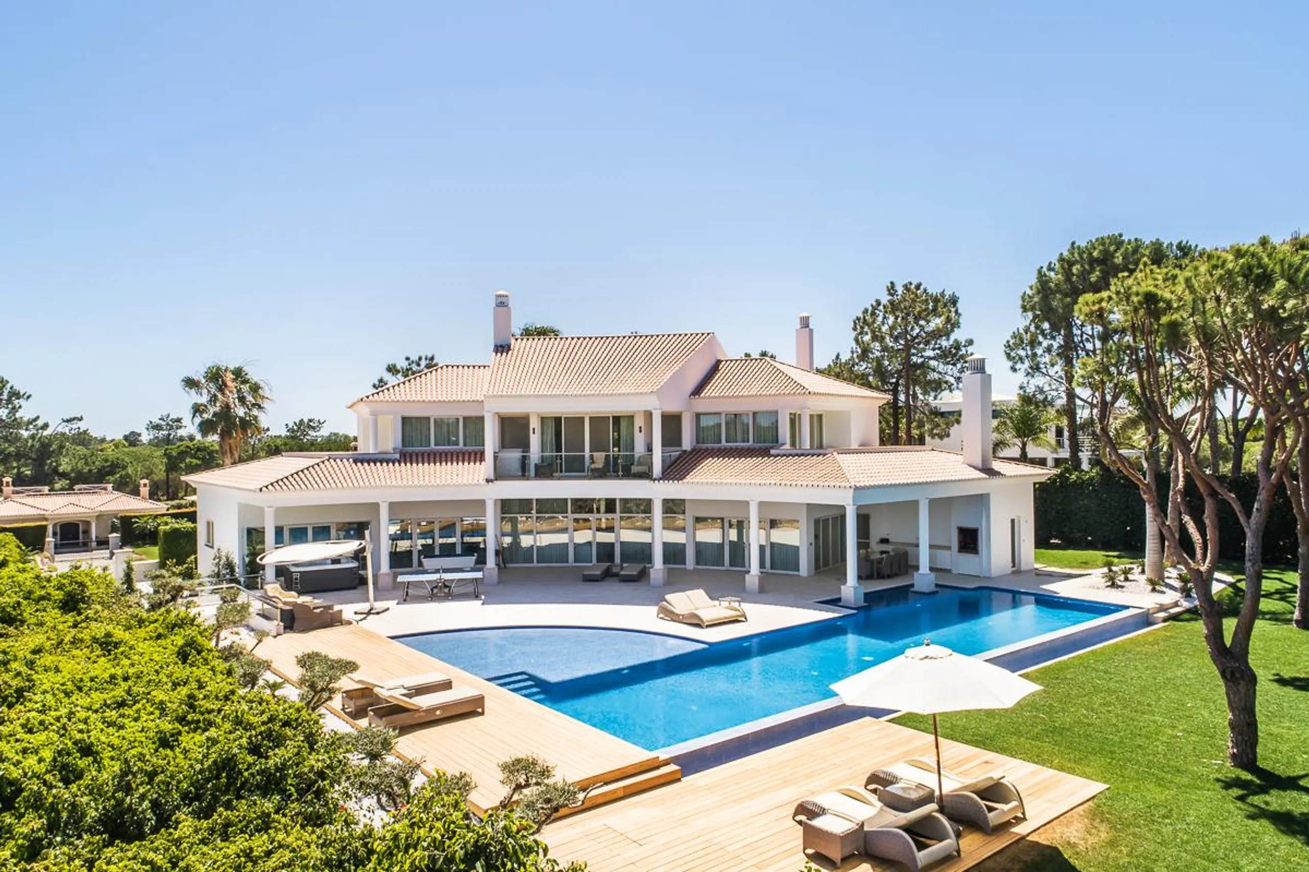 Spectacular 4-Bedroom Villa with Heated Pool & Golf Views in Quinta do Lago Resort — photograph 5