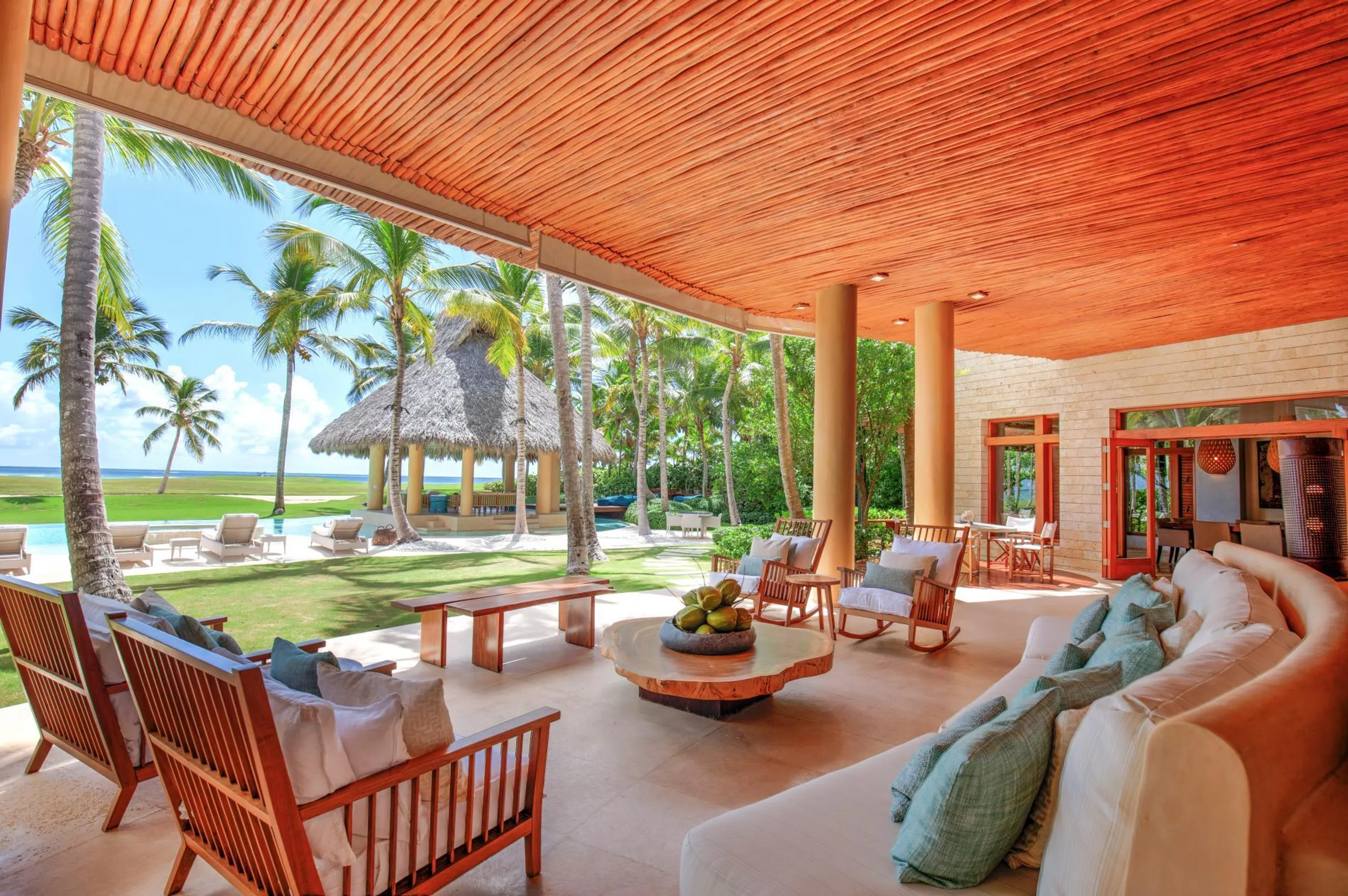 Oceanfront Villa Merging Classic and Modern Architecture with Private Pool and Golf Course Views — photograph 7