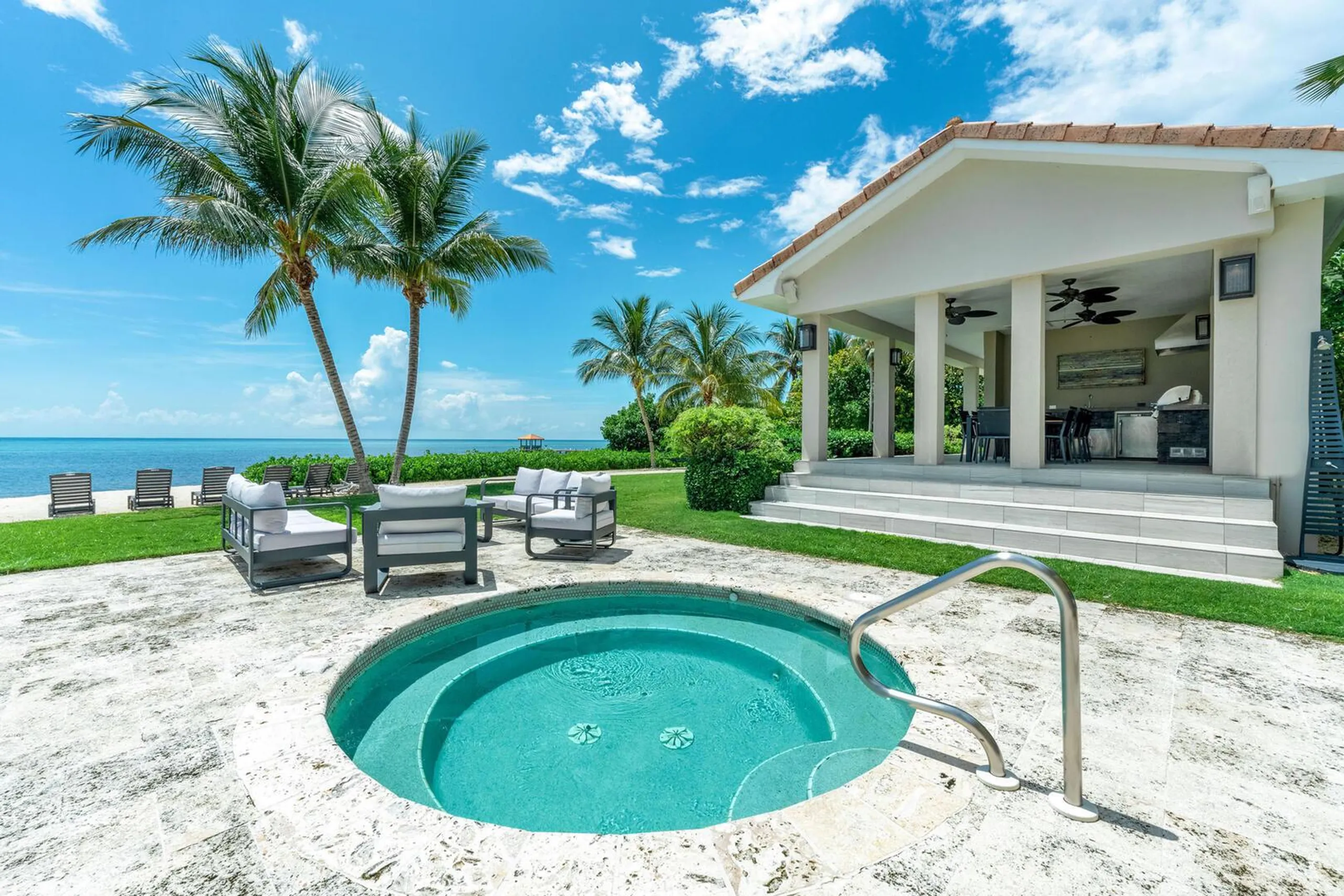 Beachfront Elegance Villa: Caribbean Panorama Views with 75-Foot Private Pool and Hot Tub — photograph 4