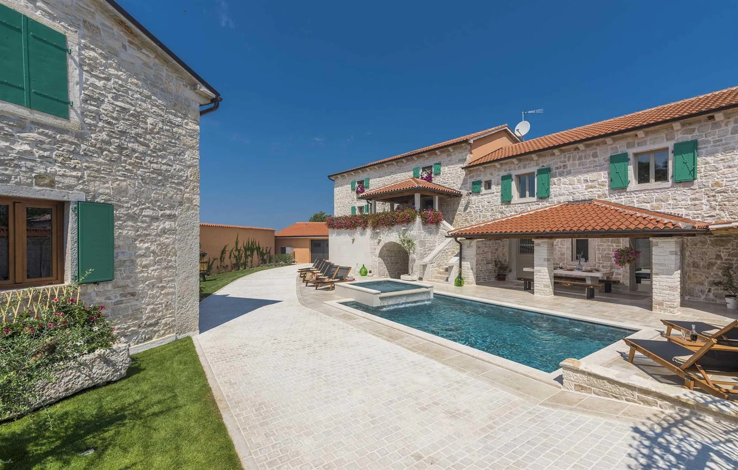 Tranquil Haven Villa with Pool and Jacuzzi near Porec, Istria — photograph 4