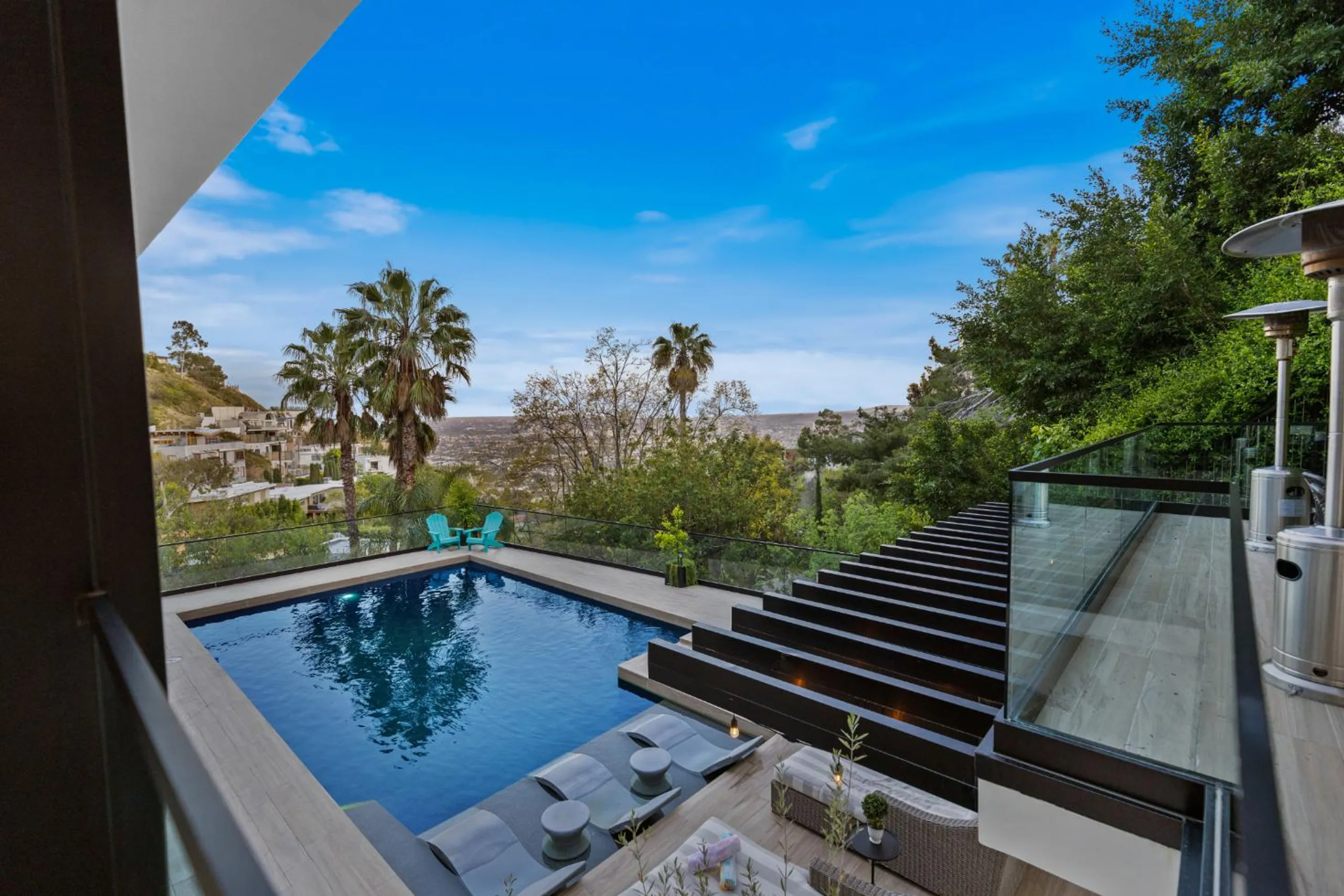 Modern Architectural Villa with Large Pool and City Views — photograph 11
