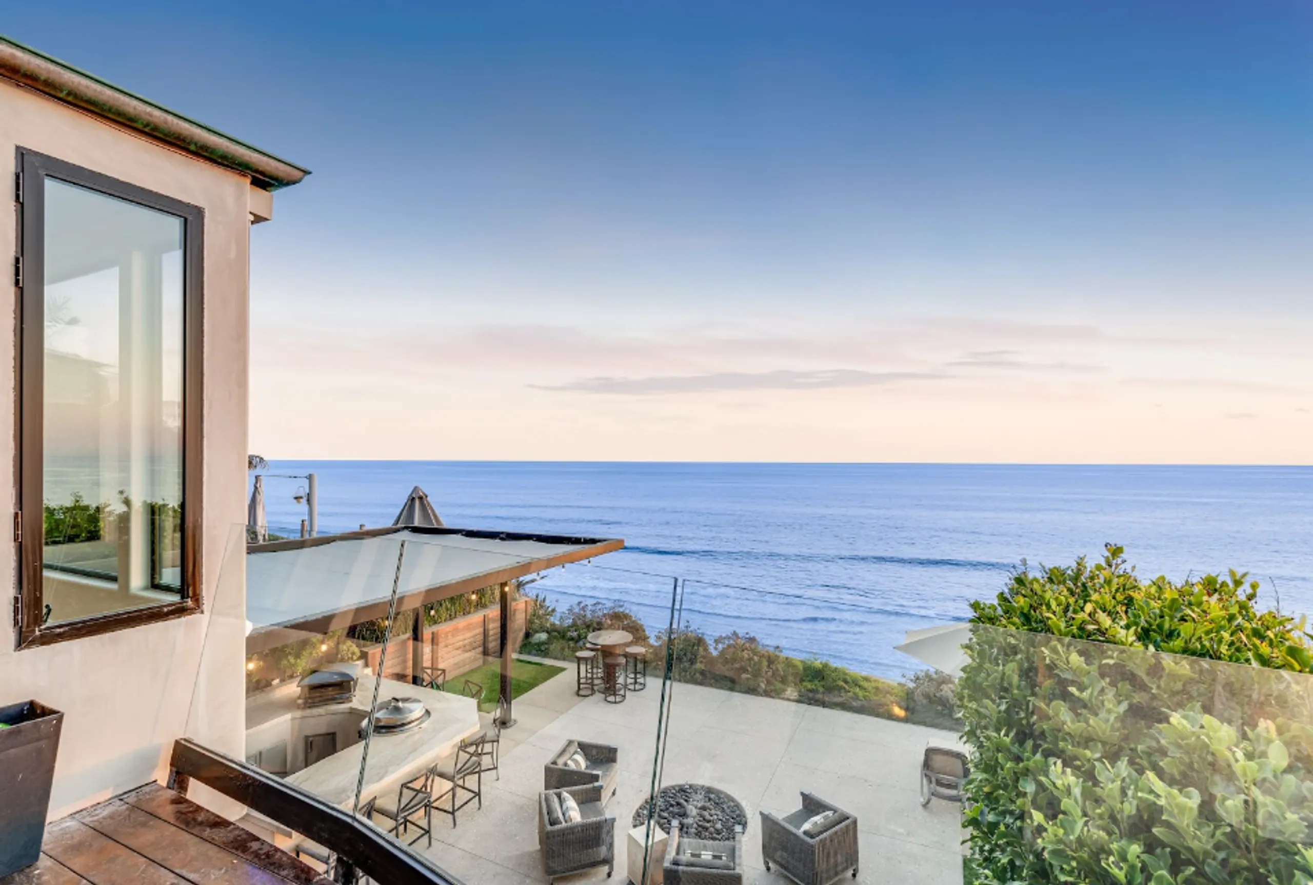 Elegant Three-Story Villa with Overlooking Pacific Ocean Views and North County Beaches Nearby — photograph 6
