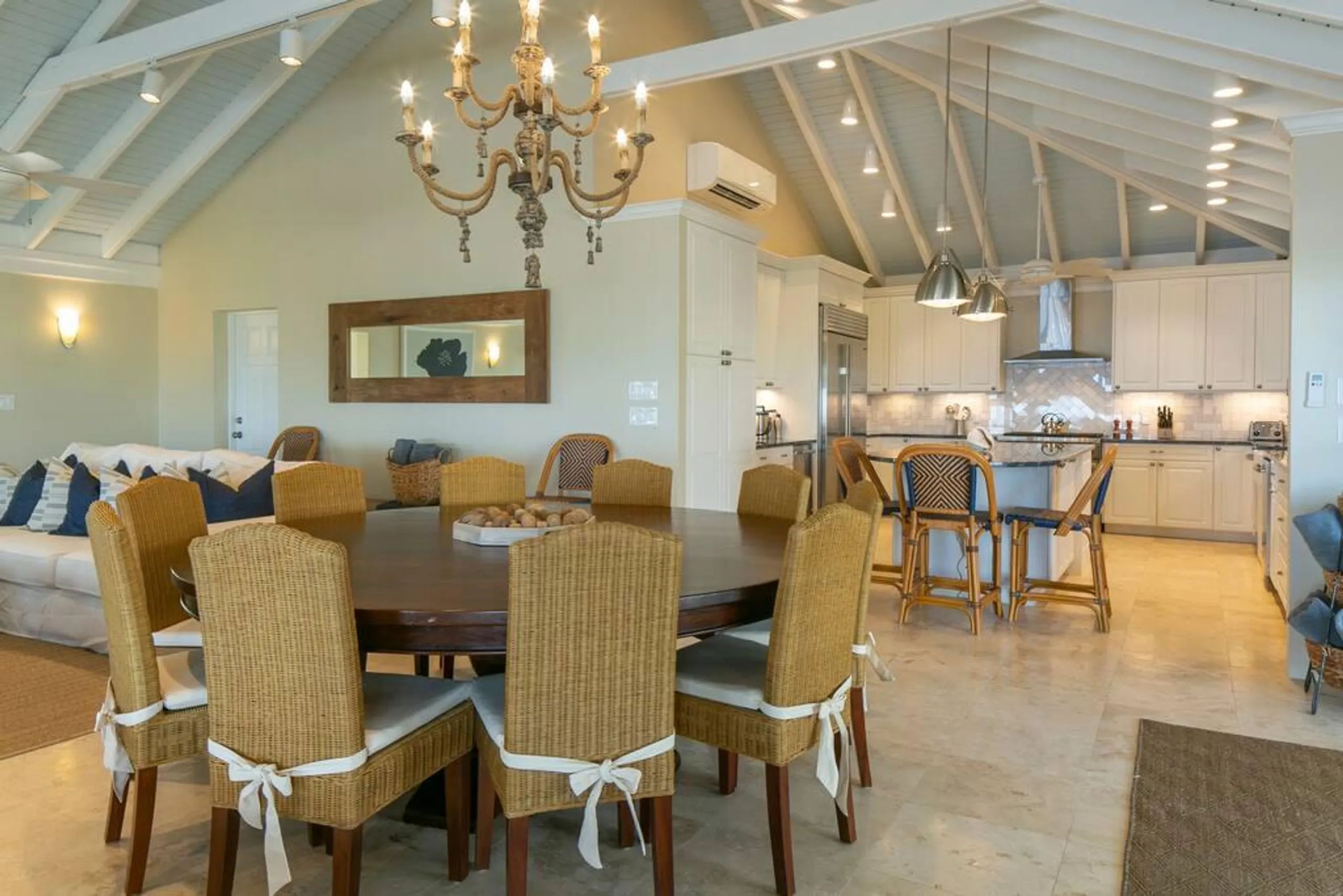 Magnificent Cruz Bay Estate with Invigorating Pool and Sun Deck — photograph 11