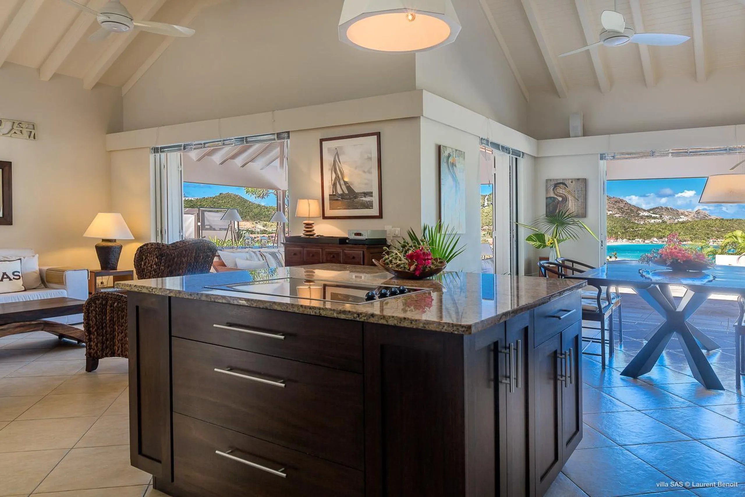 Breathtaking Seaside Villa with Private Pool and Covered Patio — photograph 8