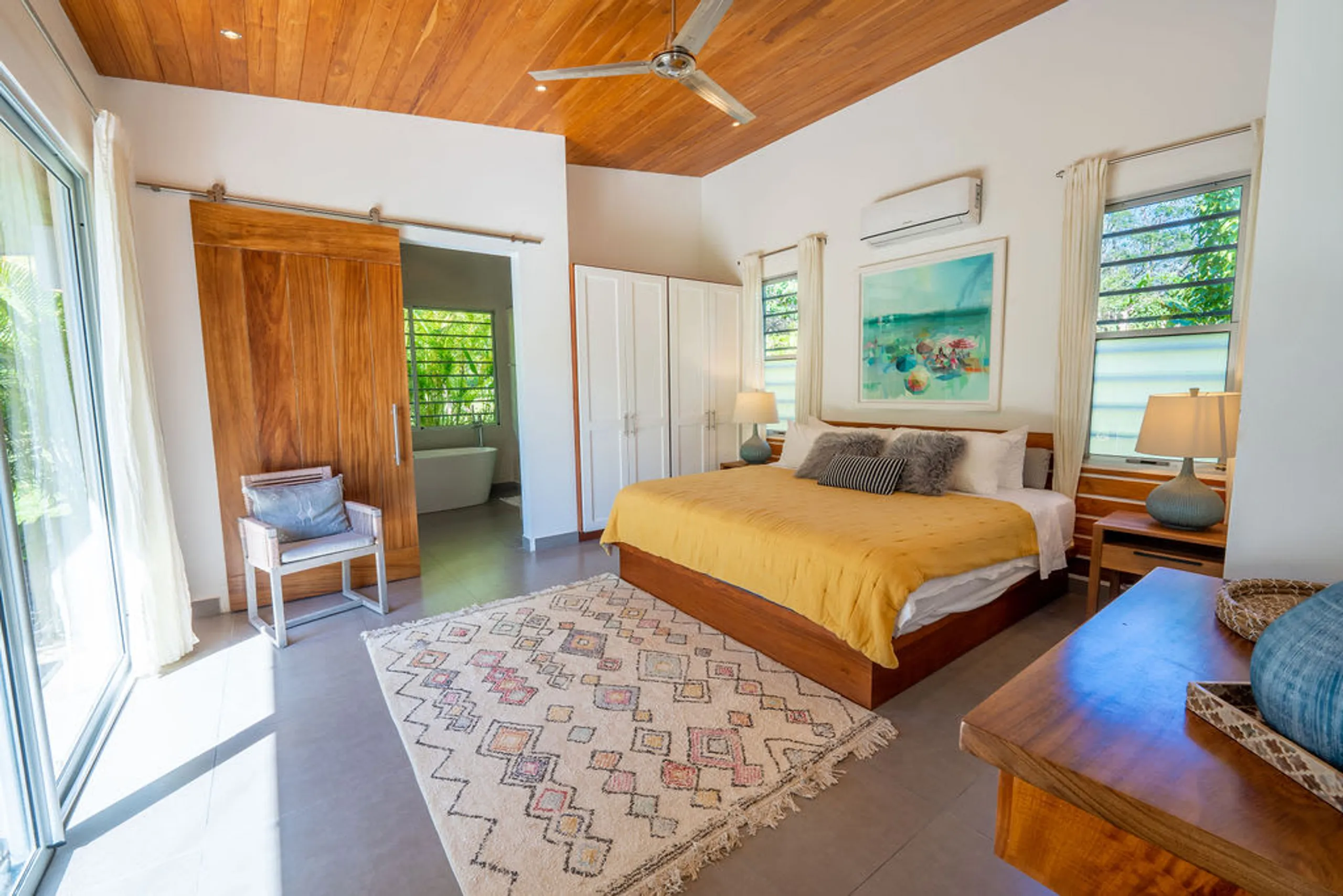 Exquisite Modern Villa with Private Pool, Steps from the Beach — photograph 7