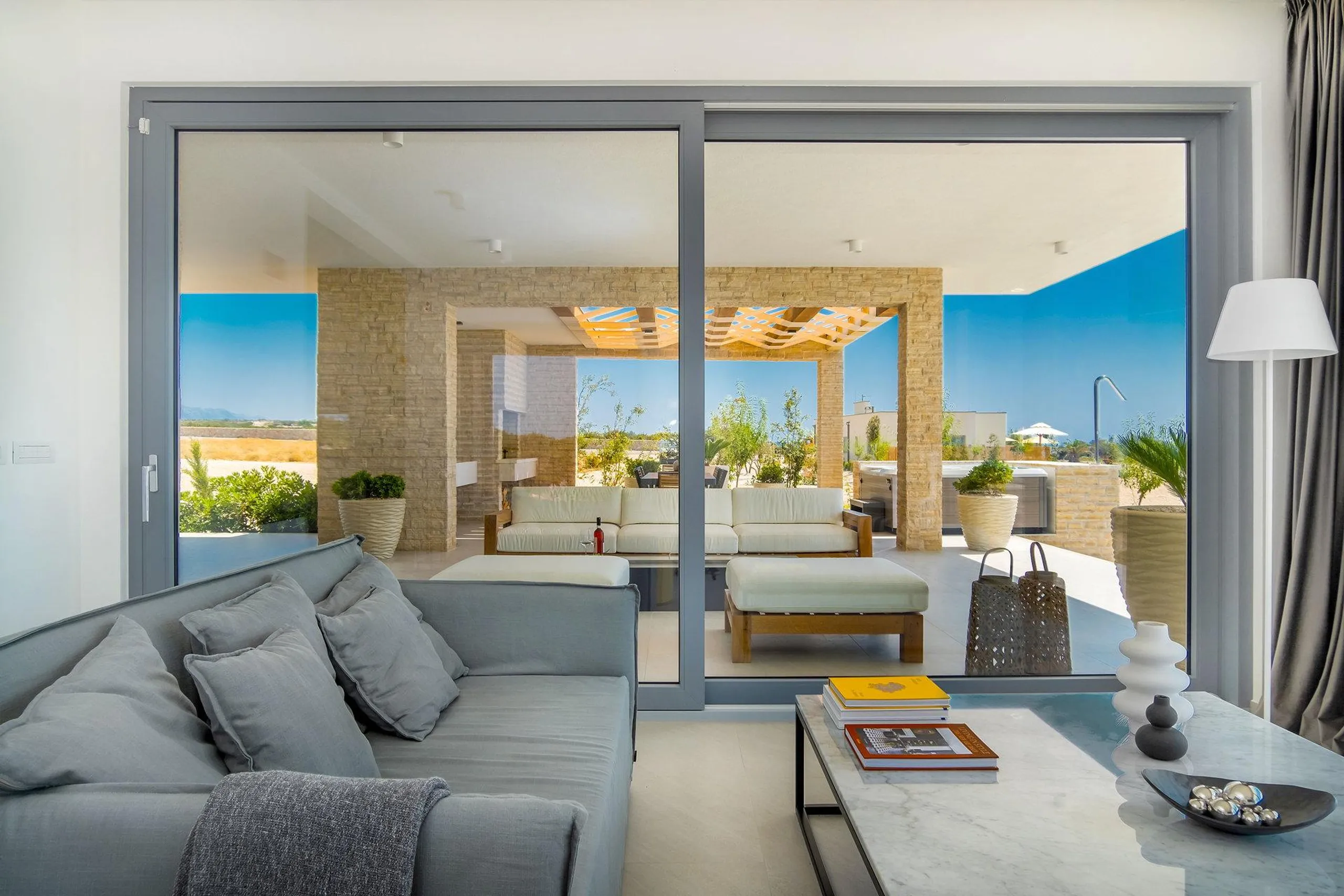 Exquisite Two-Story Villa with Infinity Pool, Jacuzzi and Spectacular Sea Views — photograph 10