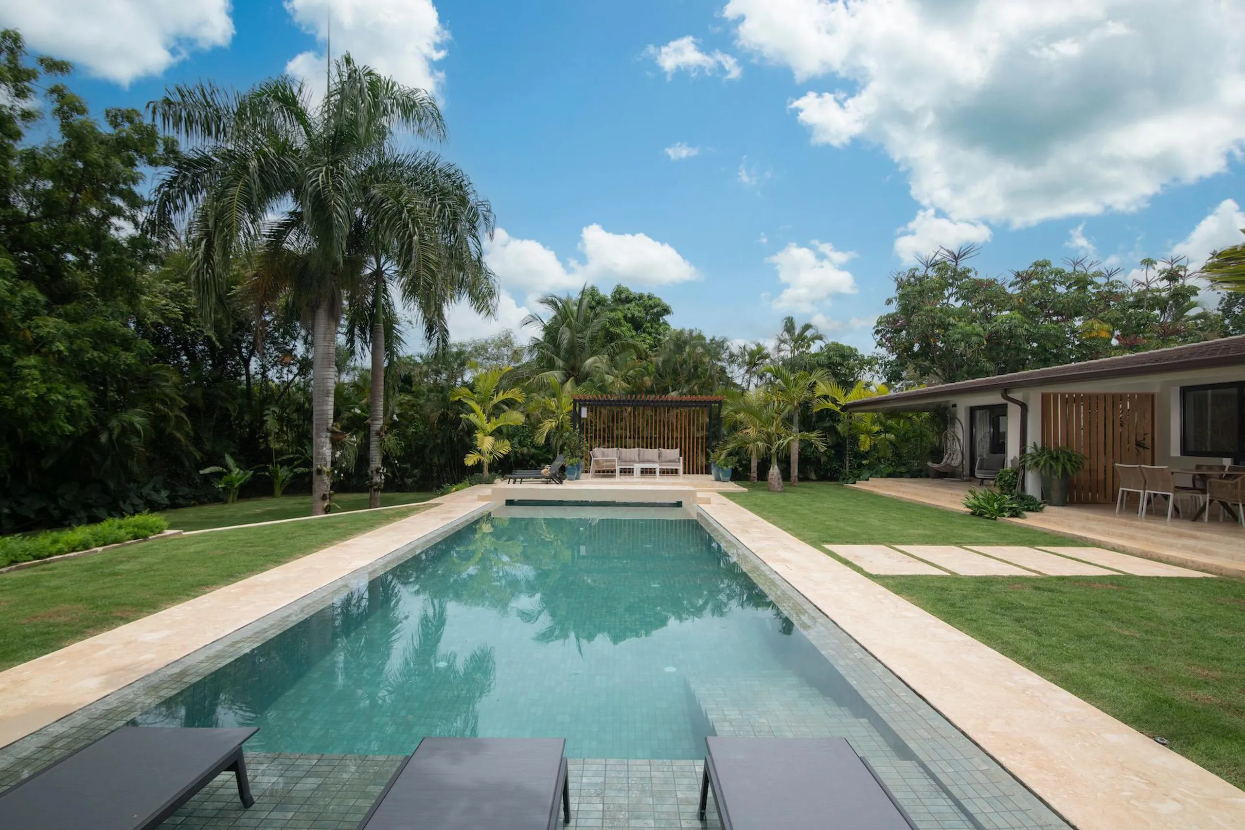 Relax in Style Panoramic Mountain View Villa — photograph 4
