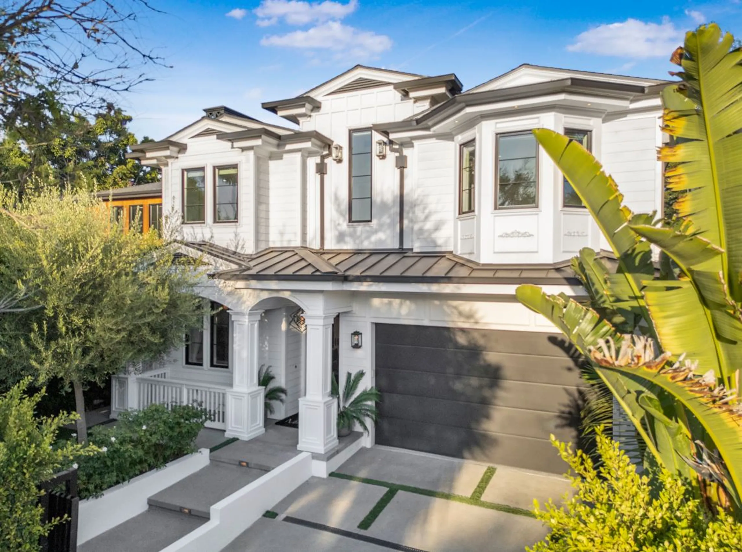 Statuesque Contemporary Villa with Bali-Inspired Pool and Beverly Hills Nearby — photograph 7
