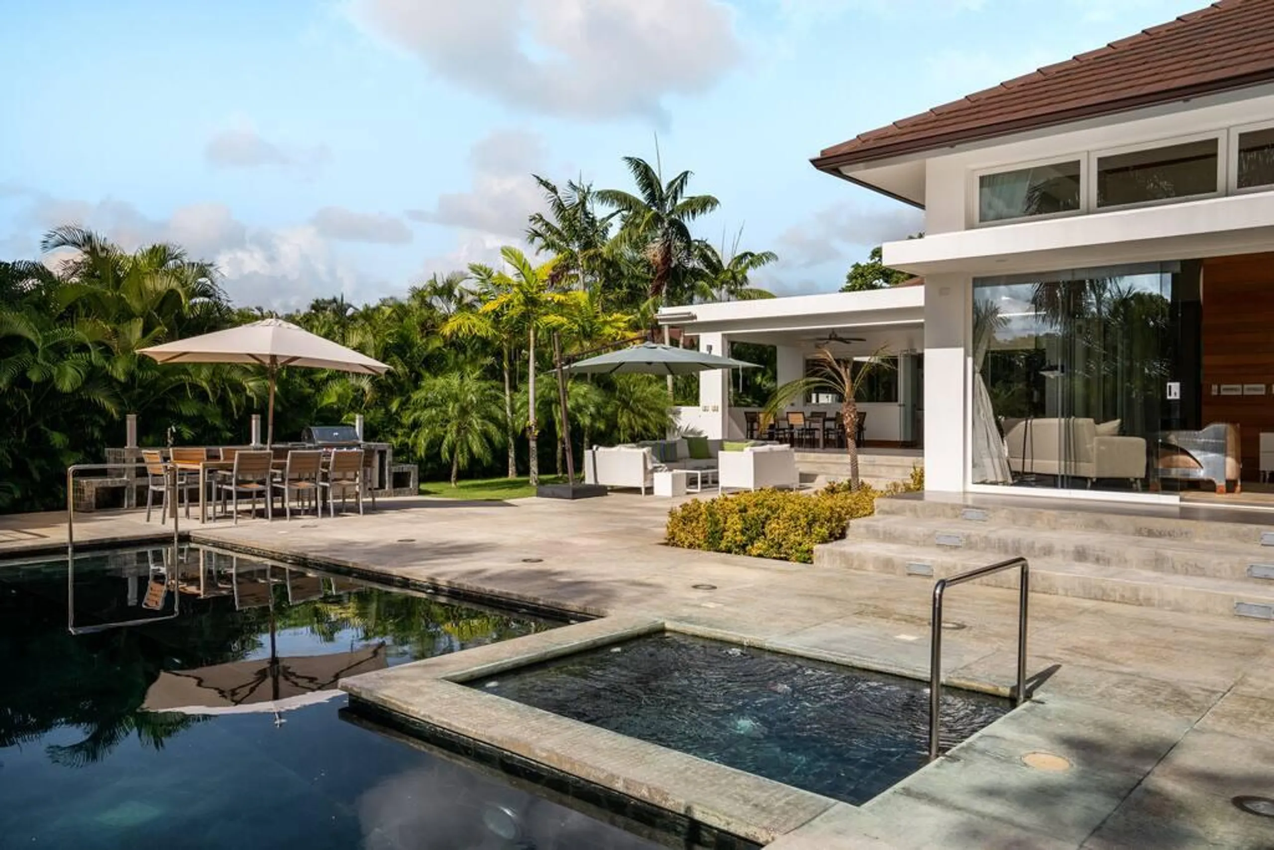 Relaxing La Ramana Estate with Private Pool, Jacuzzi, and Lush Garden Grounds — photograph 5