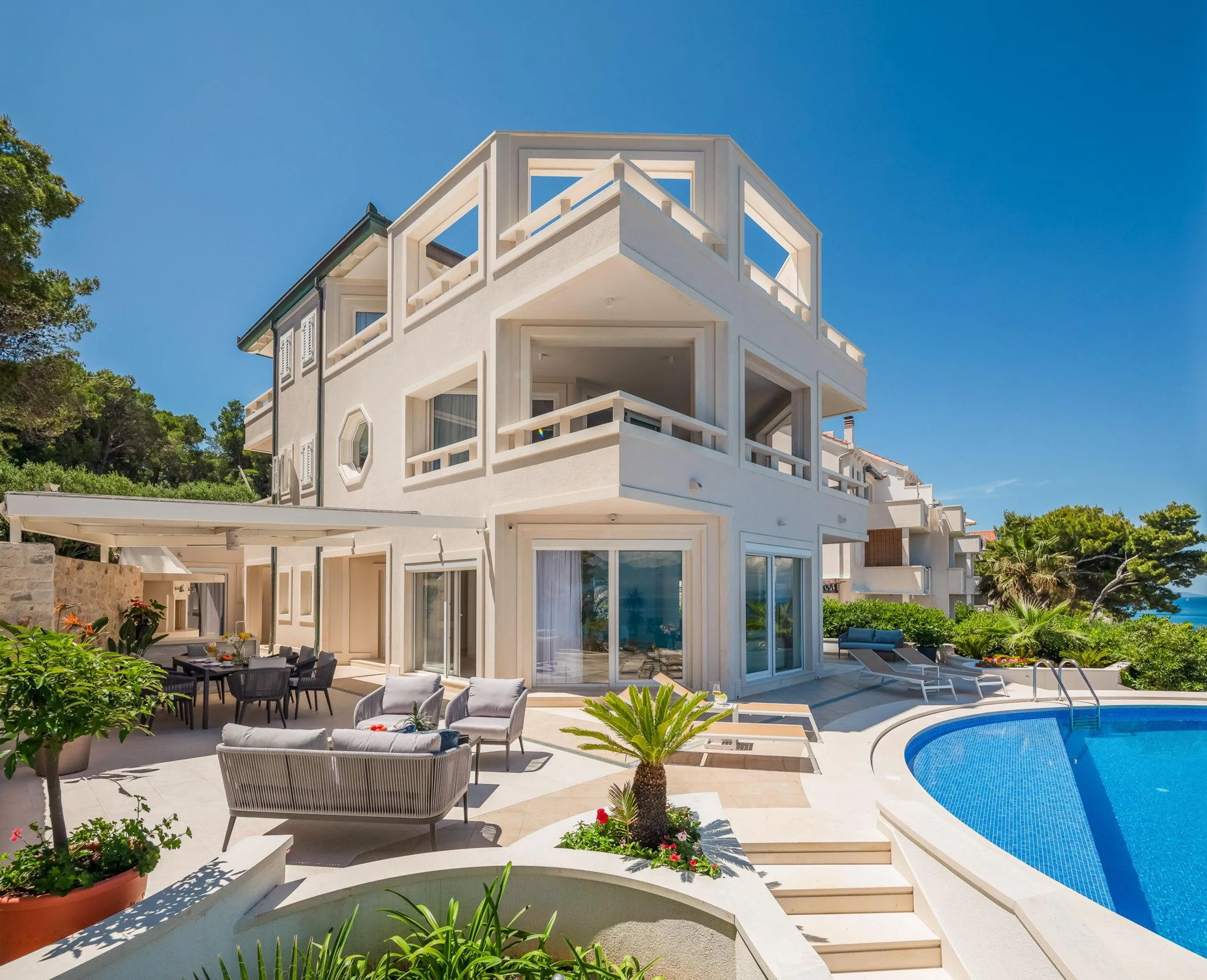Magnificent Beachfront Villa with Infinity Pool on Brac Island — photograph 2