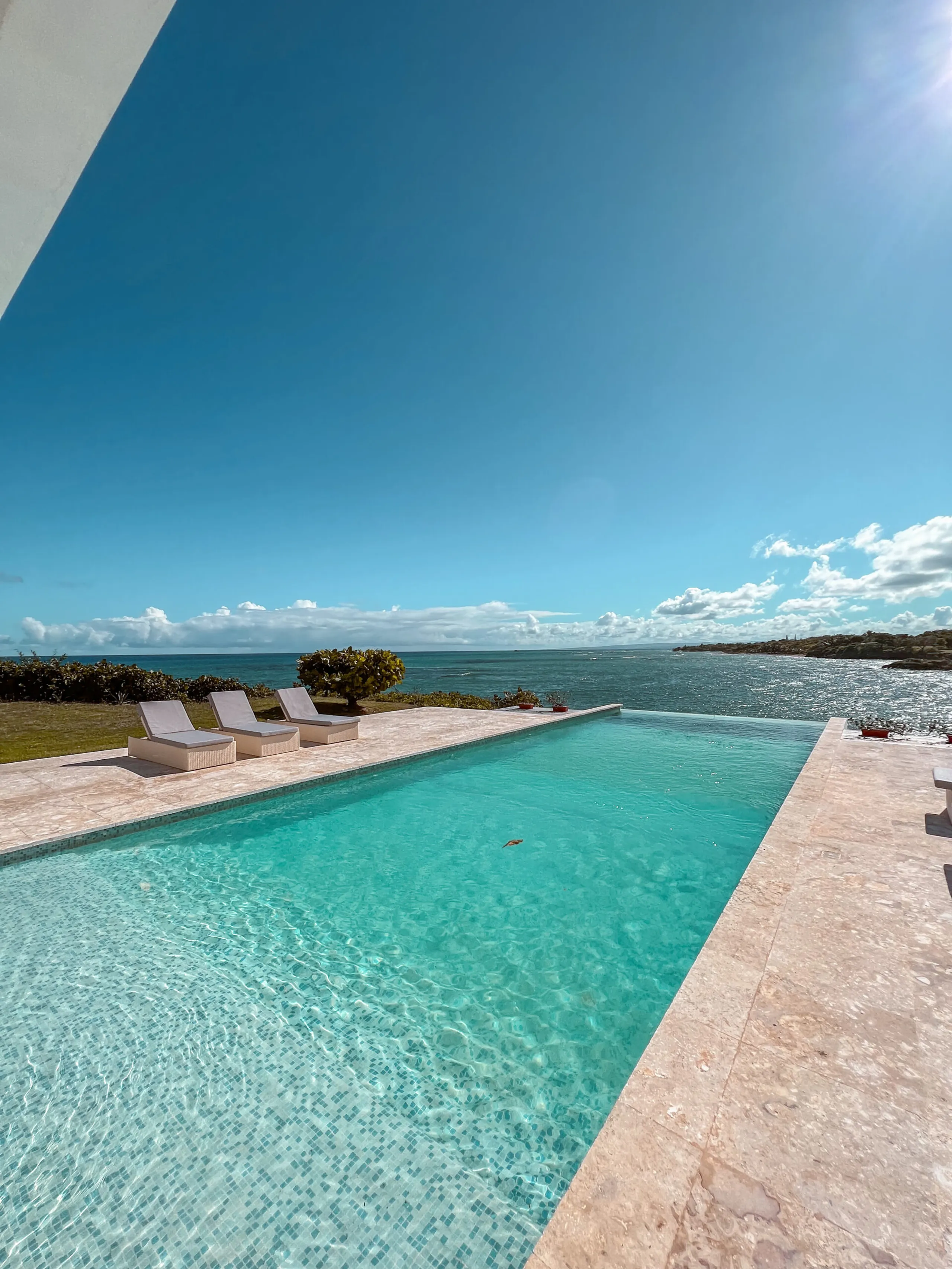 Luminous Beachfront Getaway with Infinity Pool, Jacuzzi and Spectacular Sunset Views — photograph 2