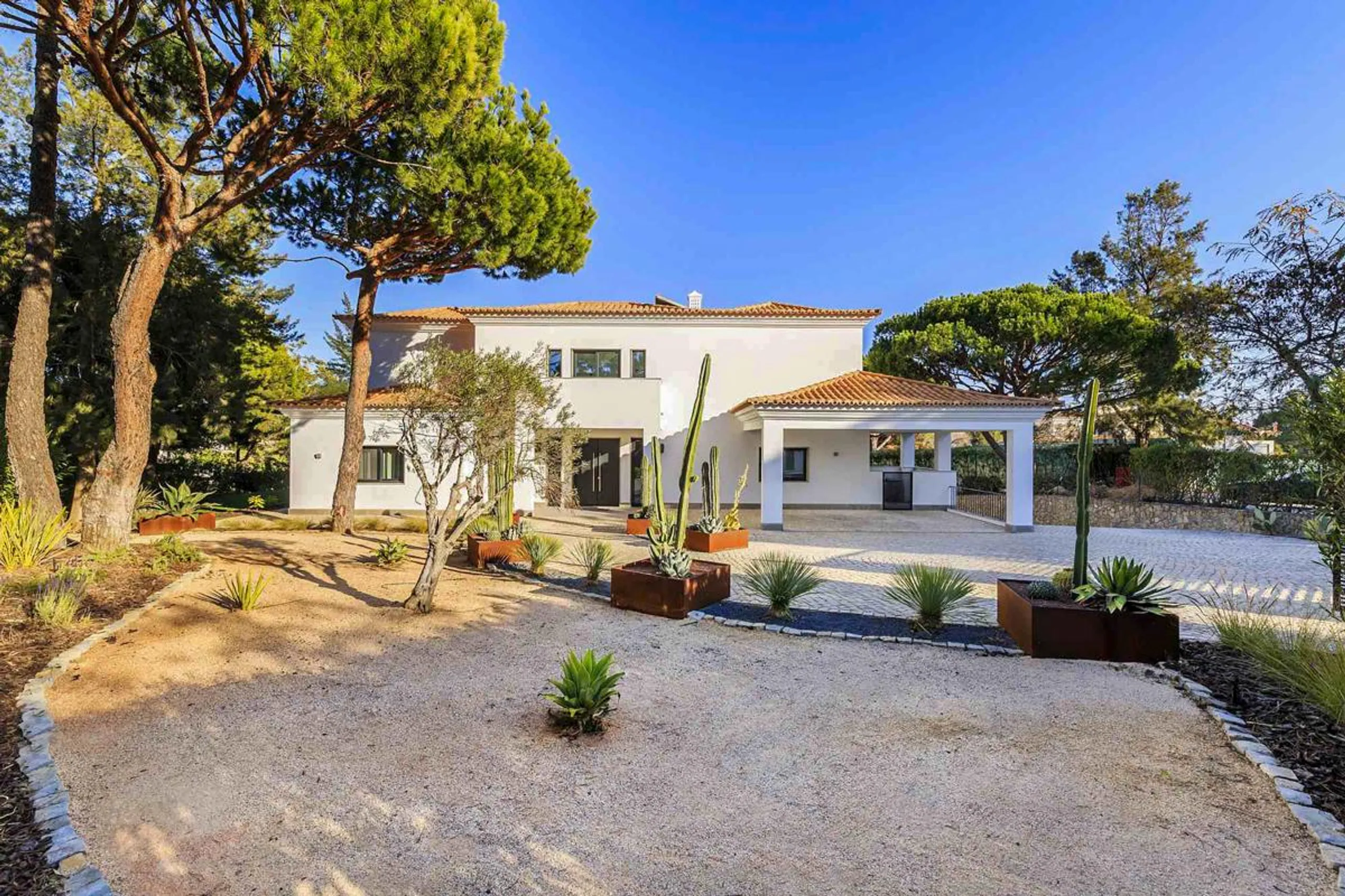 Glorious Modern Villa with Private Pool and Outdoor Terraces — photograph 2
