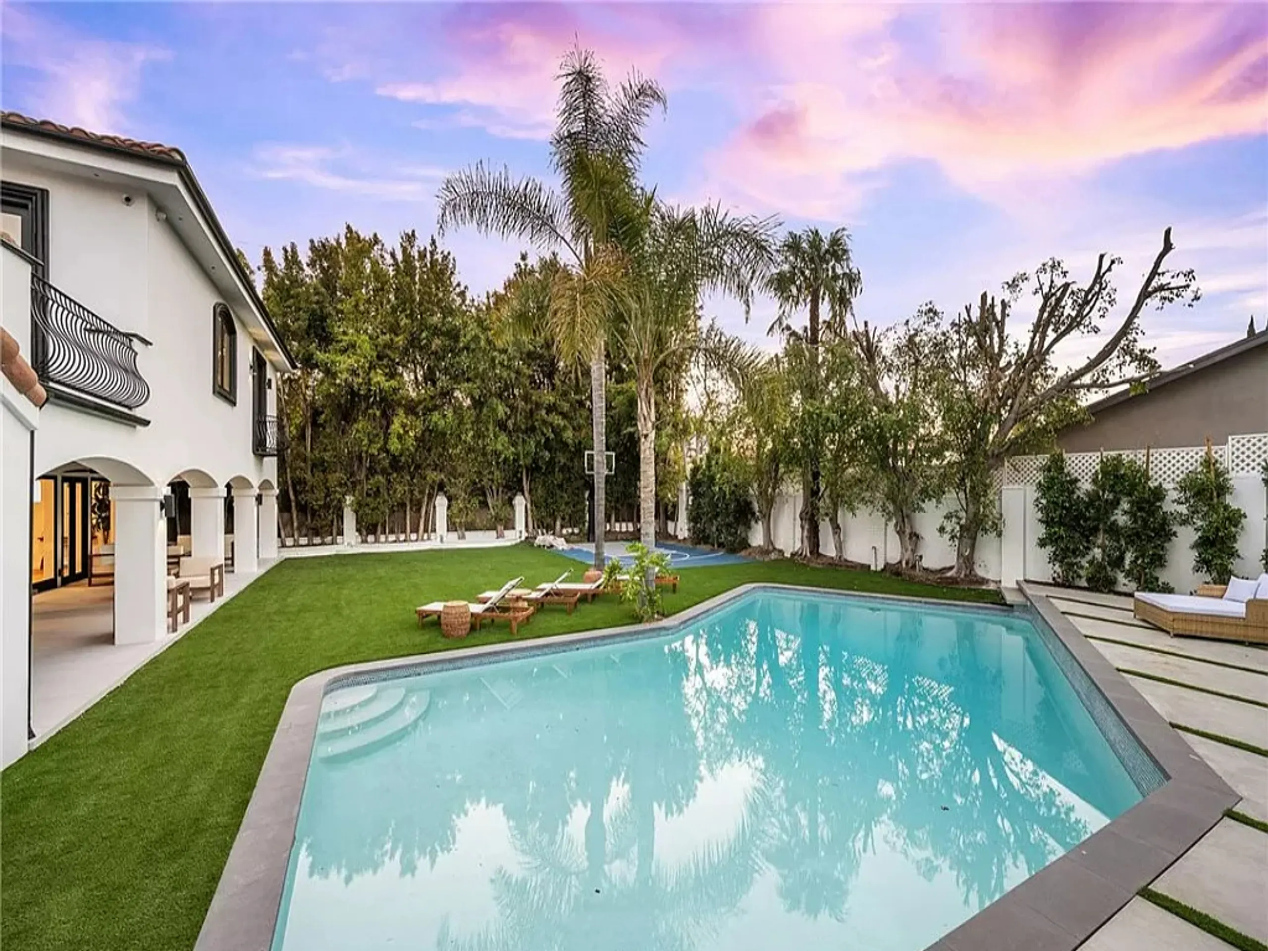 Classic Sherman Oaks Estate with Tennis Court — photograph 5