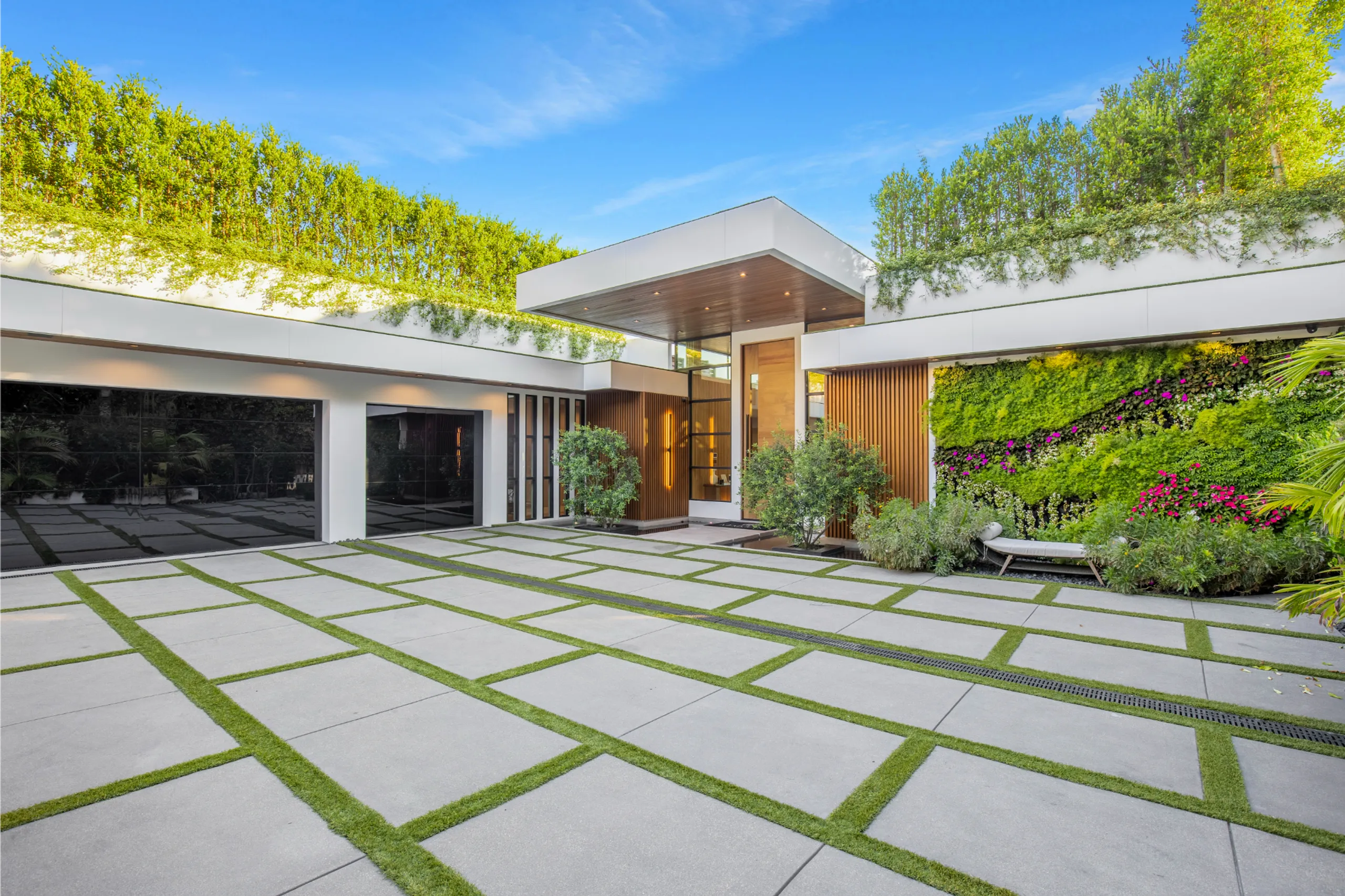 Prestigious Bel-Air Villa with Spa, Theater, & Seamless Indoor/Outdoor Spaces — photograph 11